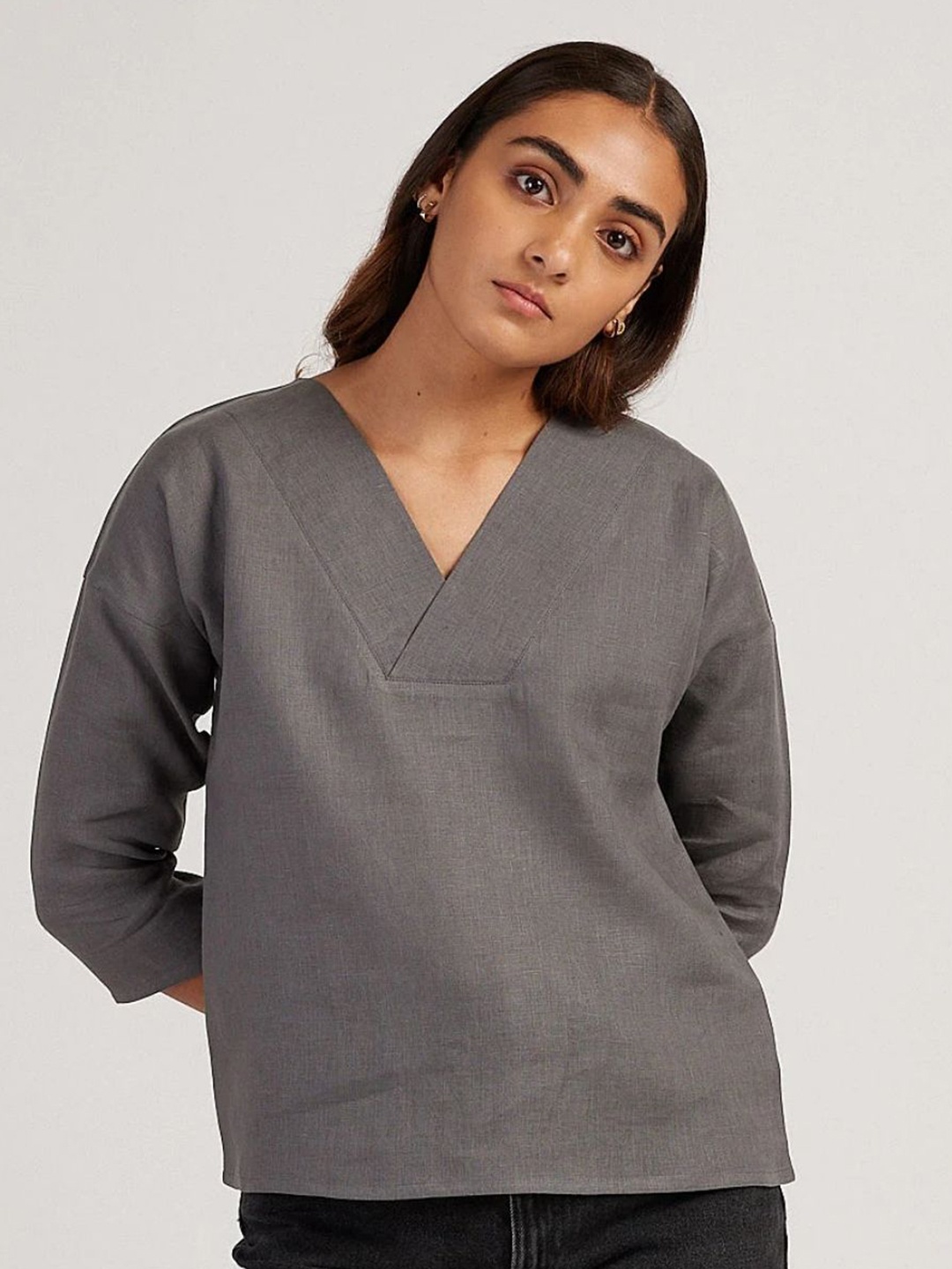 

Creatures of Habit Linen V-Neck Top, Grey