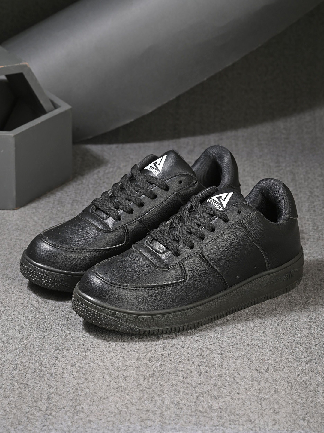 

AfroJack Men Round Toe Perforations Sneakers, Black