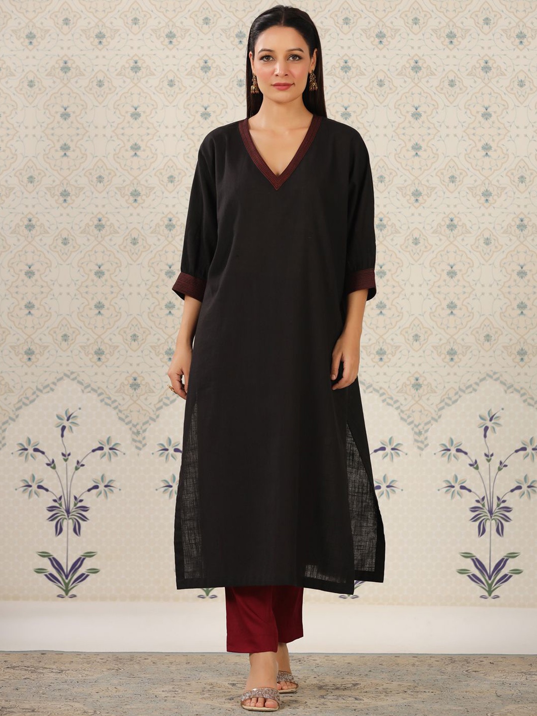 

Ode by House of Pataudi V Neck Thread Work Kurta, Black