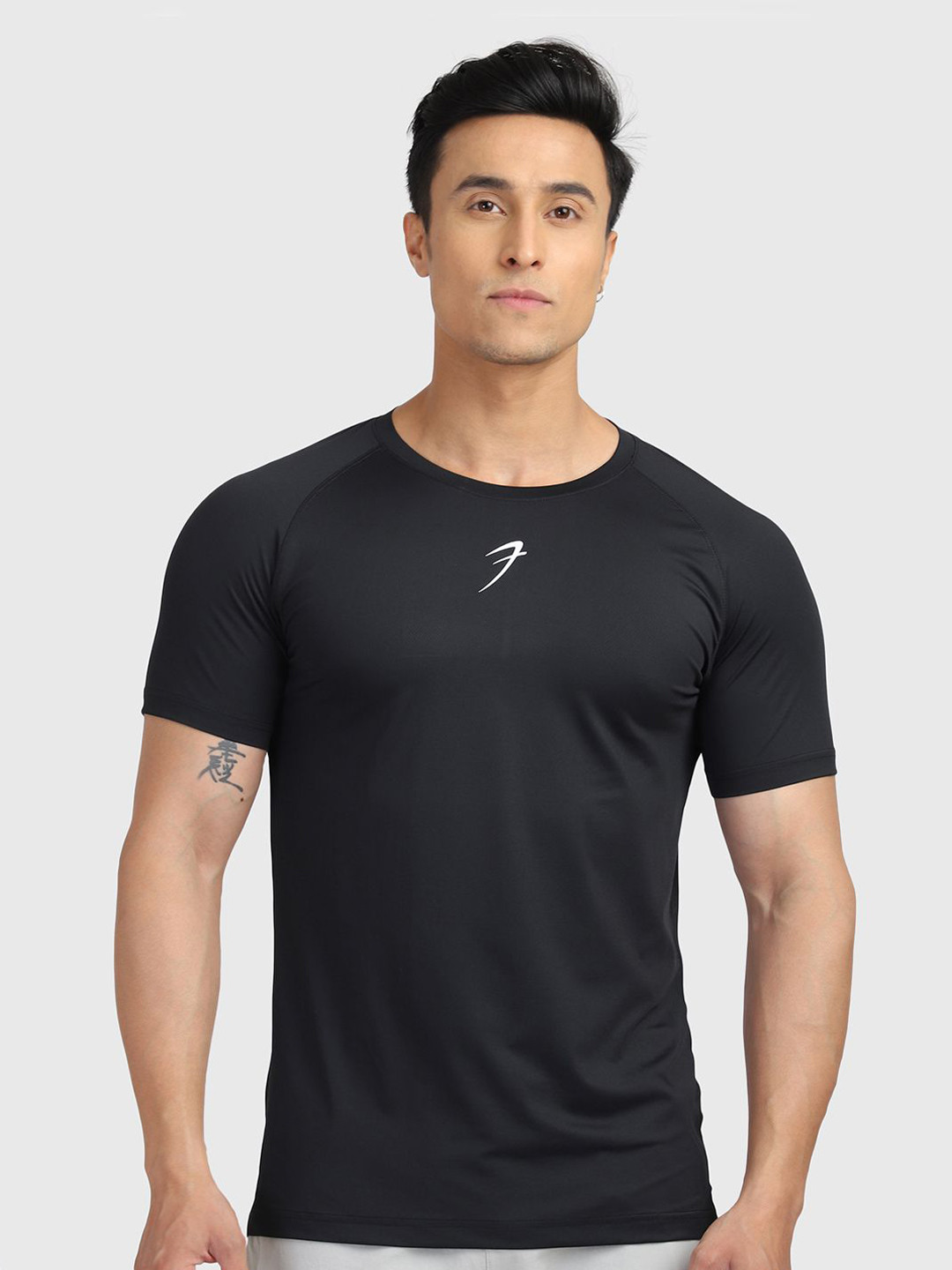 

FUAARK Men Dry Fit Solid Round Neck Polyester Slim Fit Tshirt, Black
