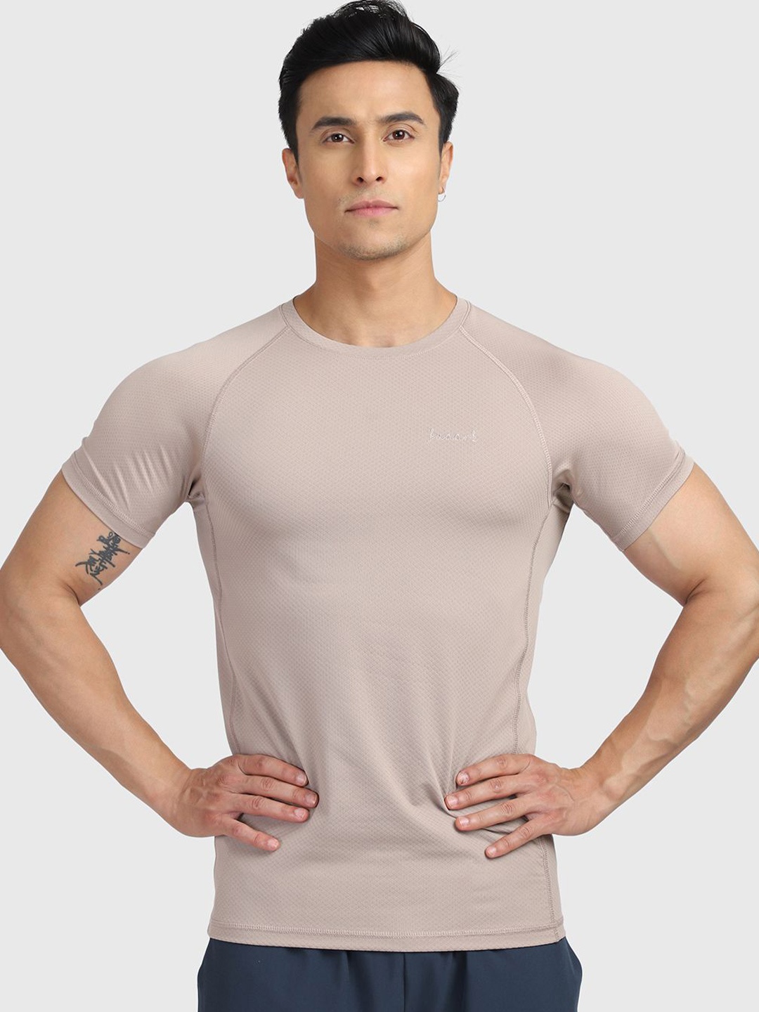 

FUAARK Men Drop-Shoulder Sleeves Applique Slim Fit T-shirt, Beige