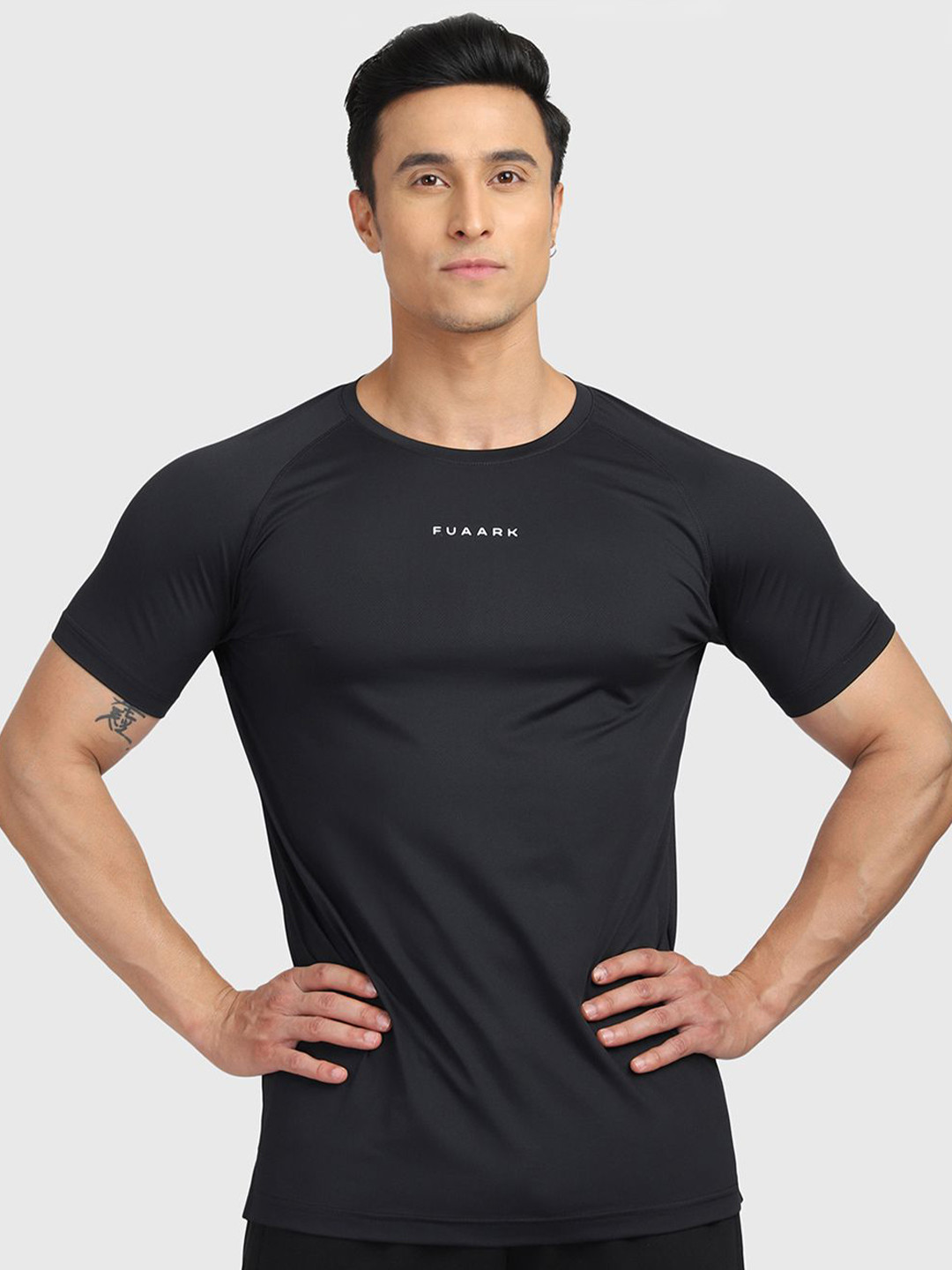 

FUAARK Men Dry Fit Solid Round Neck Polyester Slim Fit Tshirt, Black