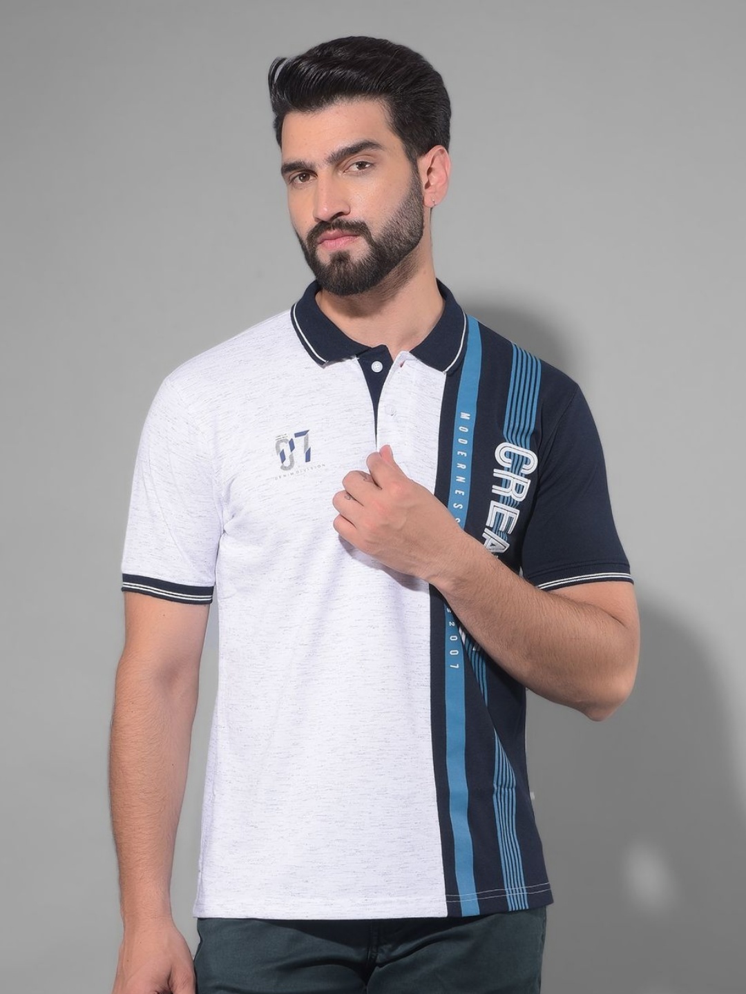 

COBB Men Typography V-Neck Applique T-shirt, Off white
