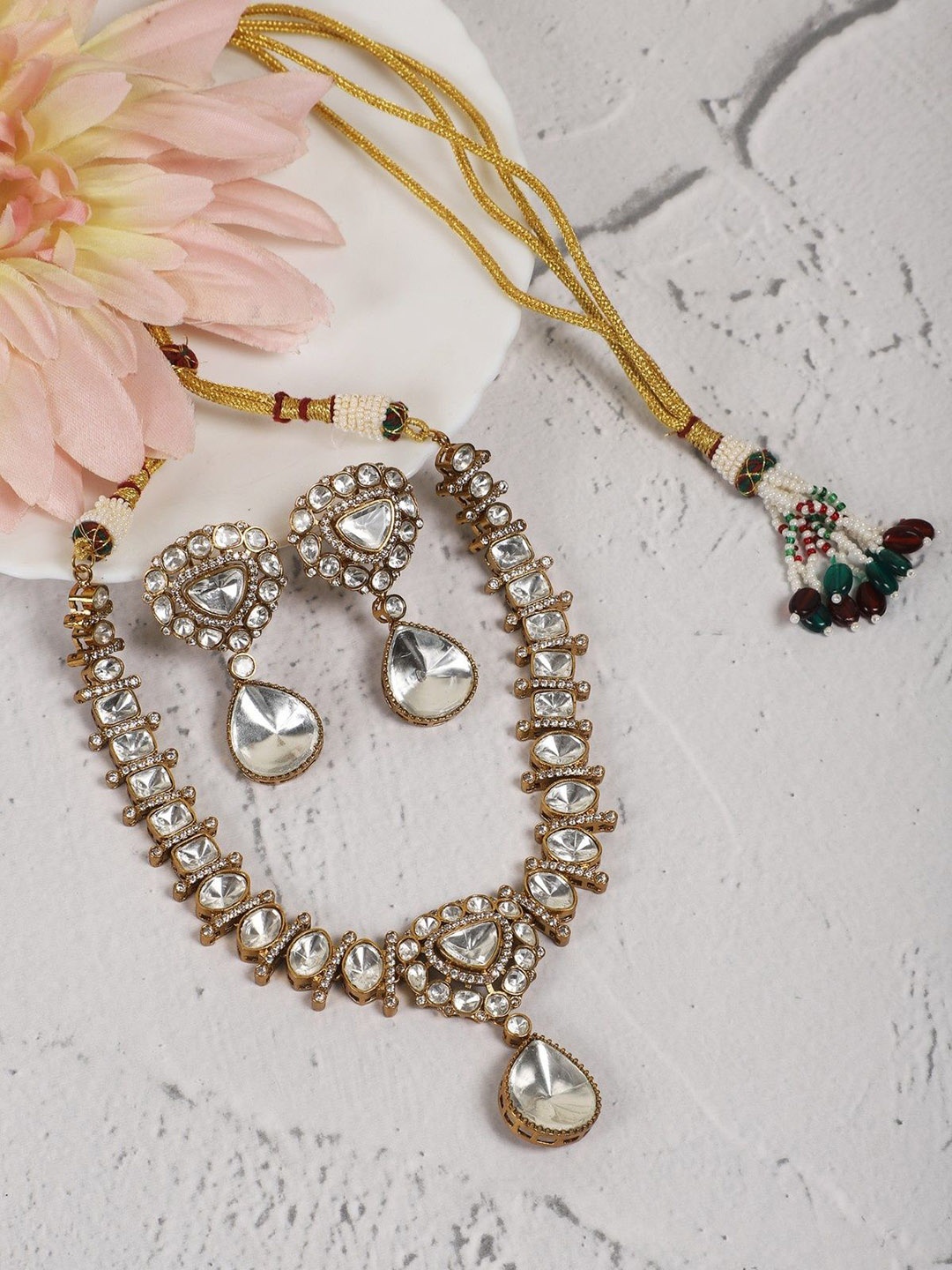 

AURAA TRENDS Gold-Plated Kundan Stone-Studded Jewellery Set
