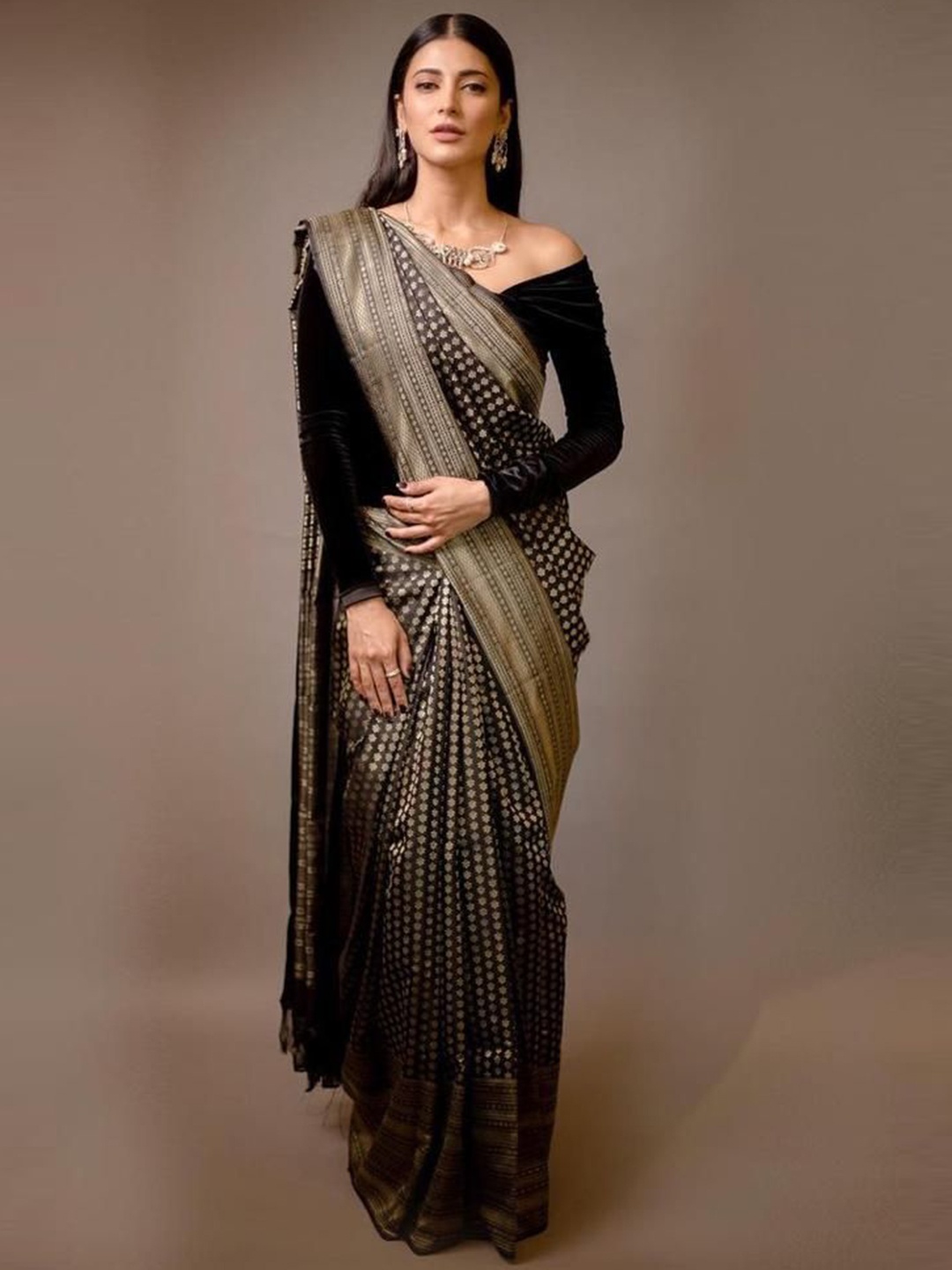 

revika Woven Design Zari Pure Silk Kanjeevaram Saree, Black