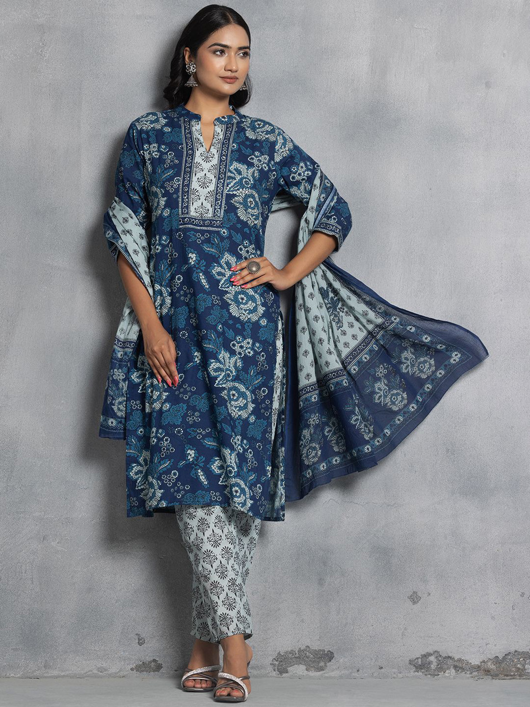 

Rang by Indya Floral Printed Pure Cotton Kurta with Trousers & Dupatta, Blue