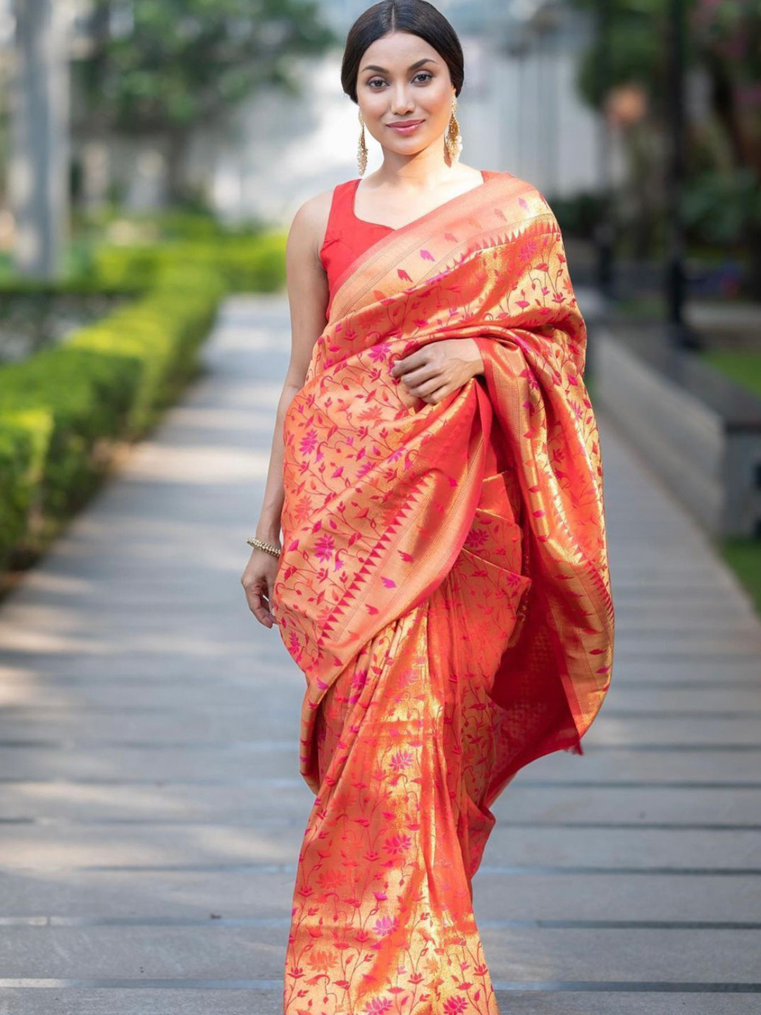 

revika Woven Design Zari Pure Silk Kanjeevaram Saree, Red