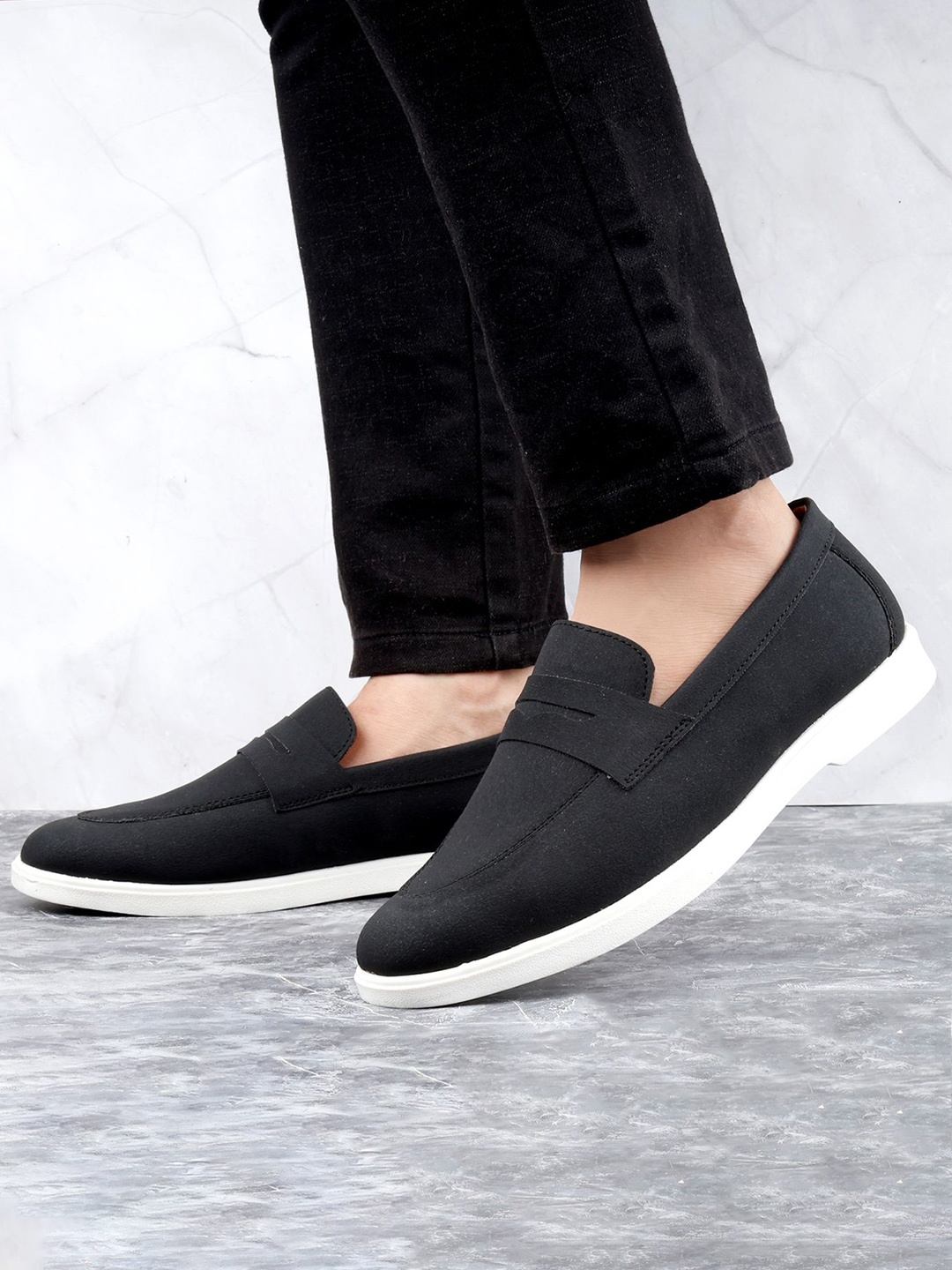 

Bxxy Men Round Toe Slip-On Sneakers, Black