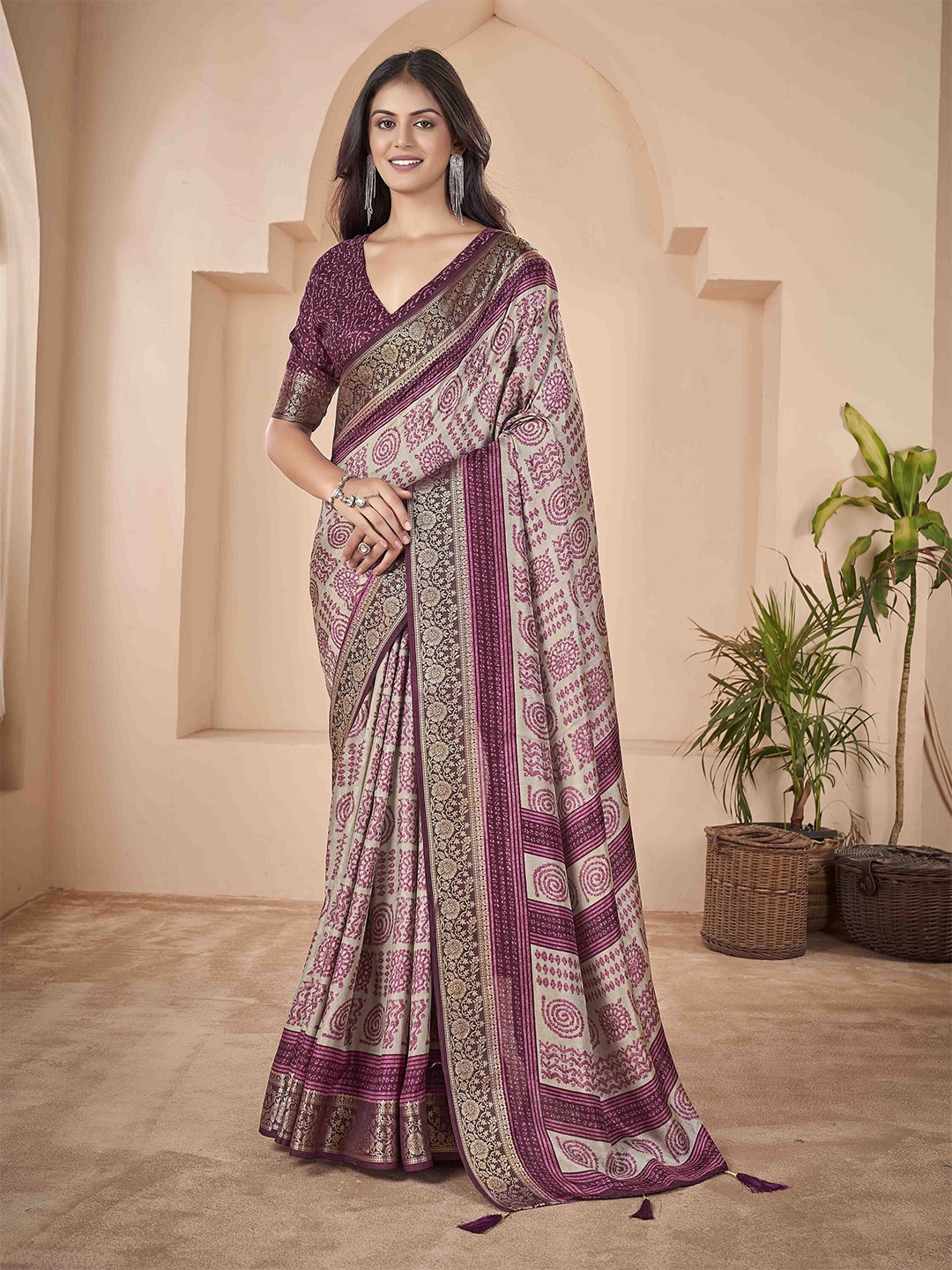 

Ethnielle Zari Velvet Banarasi Saree, Pink