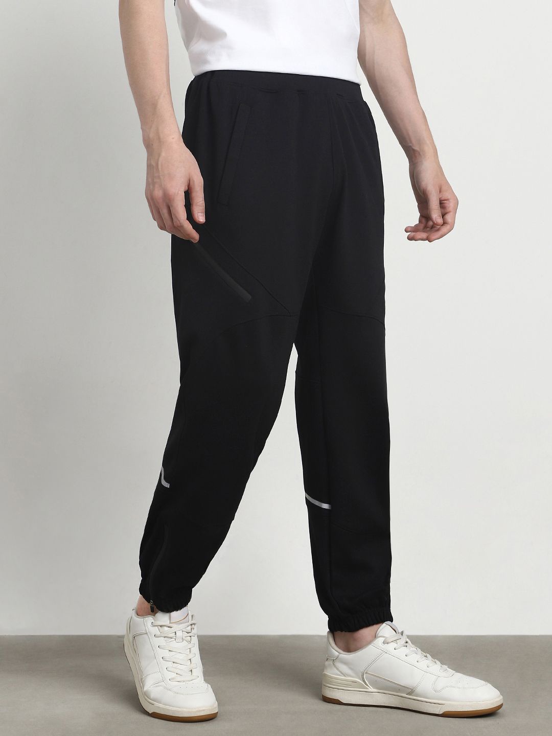 

NOBERO Men Travel 10 Feature Oversized Joggers, Black