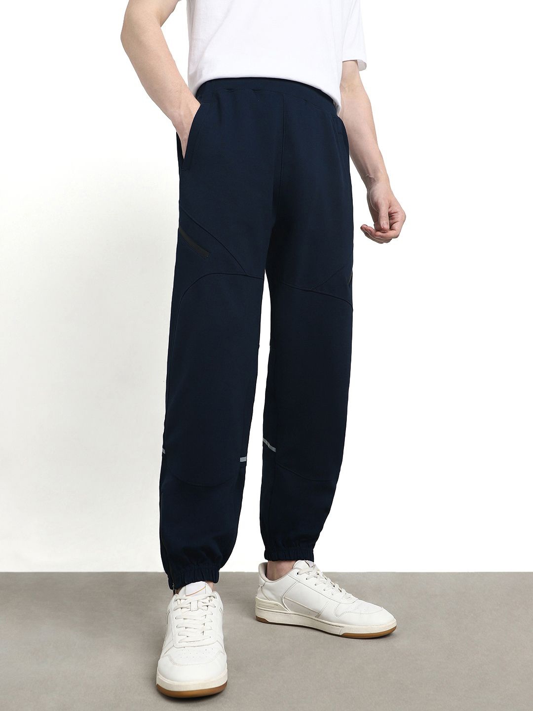 

NOBERO Men Oversized Travel 10 Feature Joggers, Navy blue