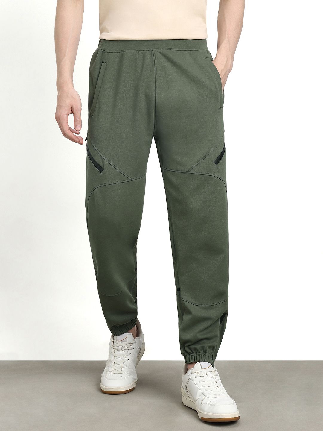 

NOBERO Men Travel 10 Feature Oversized Joggers, Olive