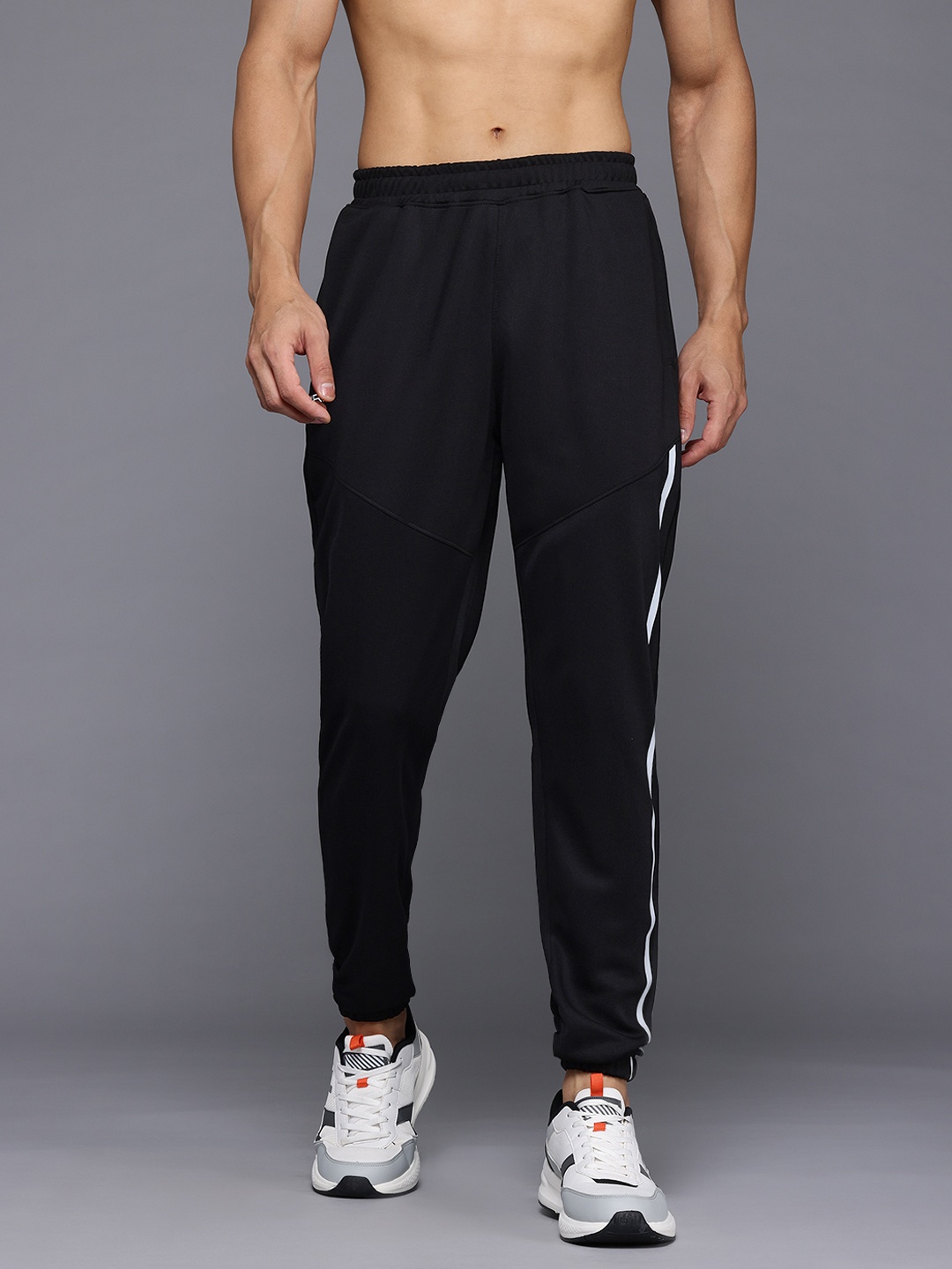 

HRX by Hrithik Roshan Men Regular Fit Training Joggers, Black