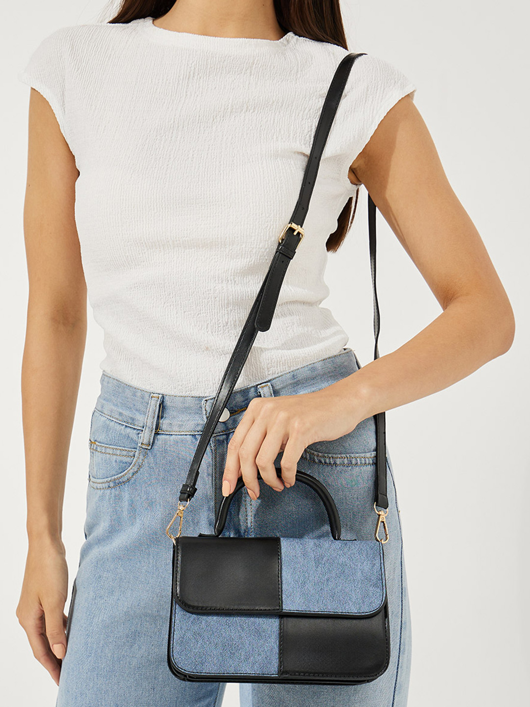 

Women Denim Textured Handheld Bag, Blue