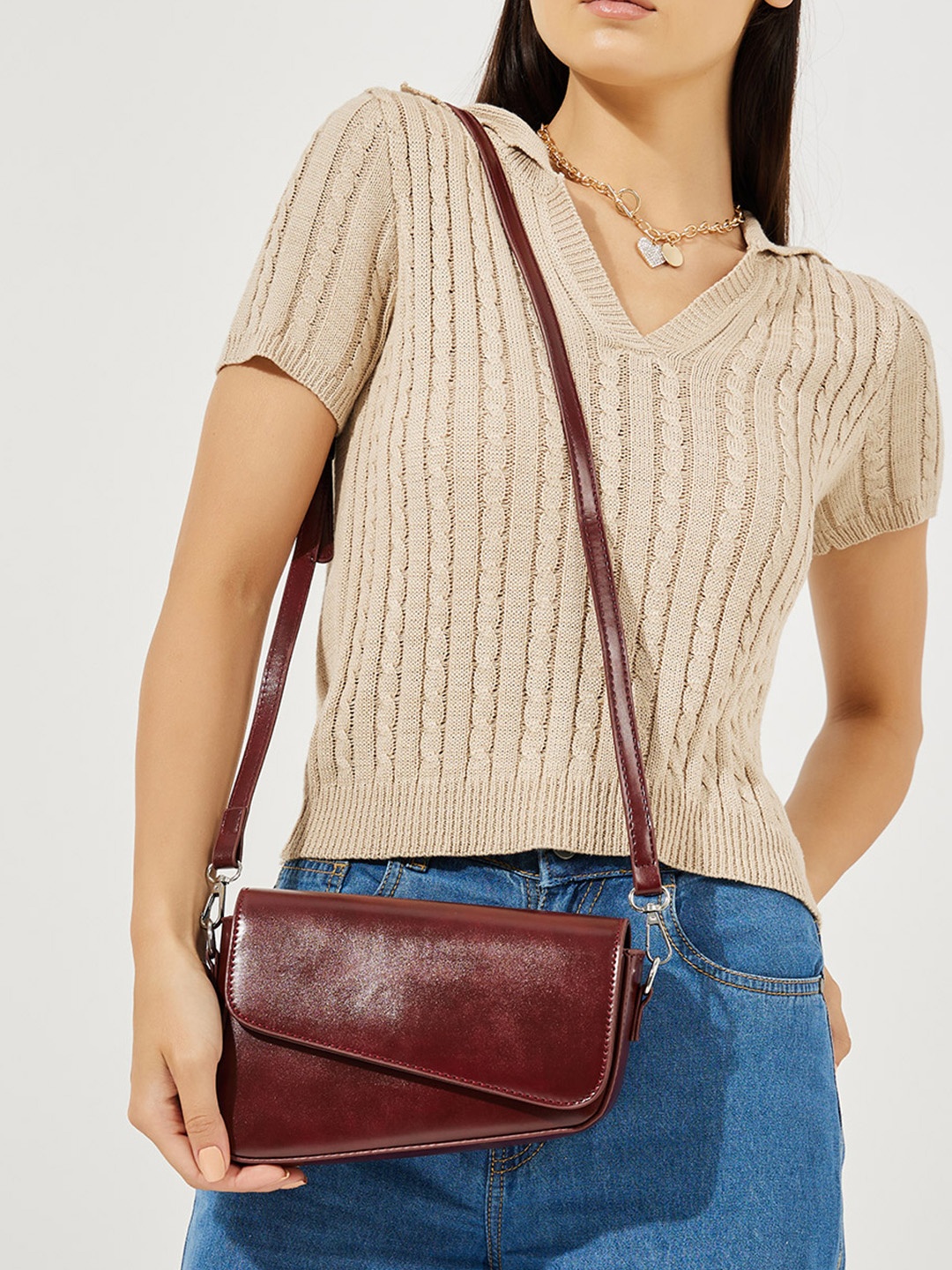 

Women Solid Shoulder Bag, Burgundy