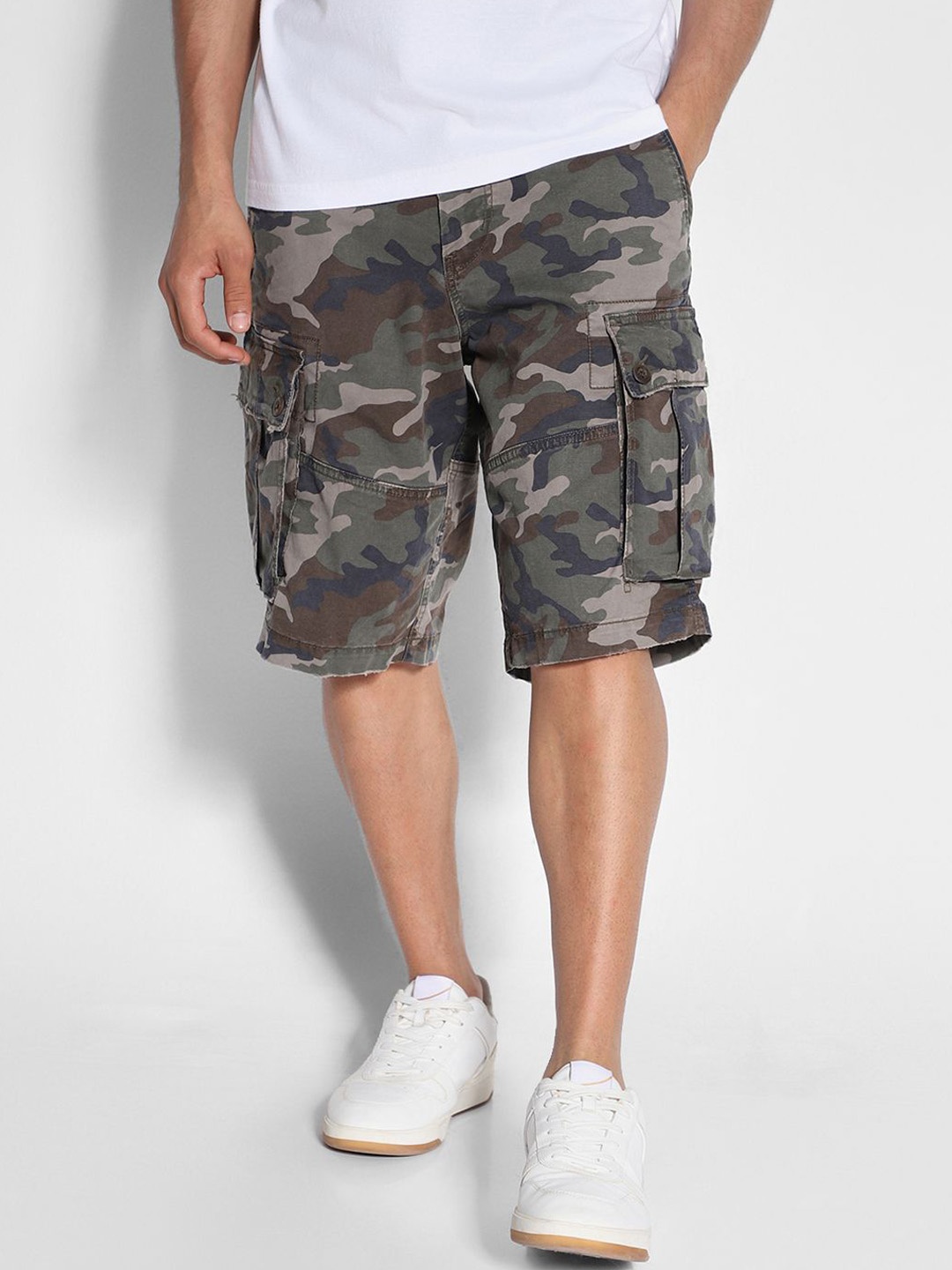 

AMERICAN EAGLE OUTFITTERS Men Camouflage Printed Mid-Rise Cargo Shorts, Green