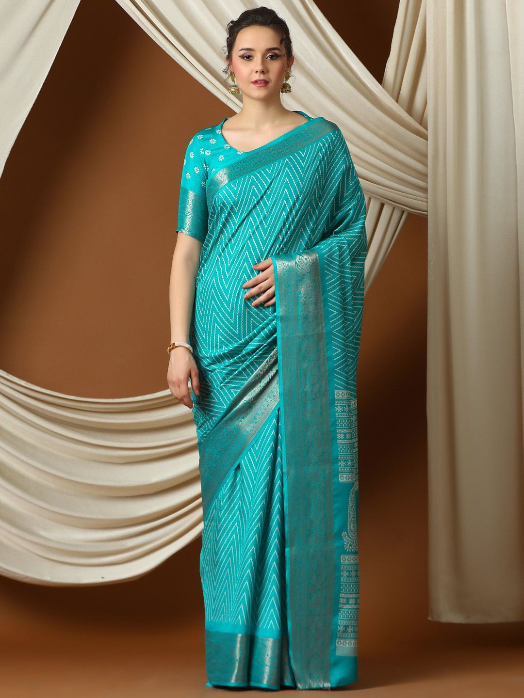 

Mitera Zari Woven Geometric Sungudi Saree, Turquoise blue