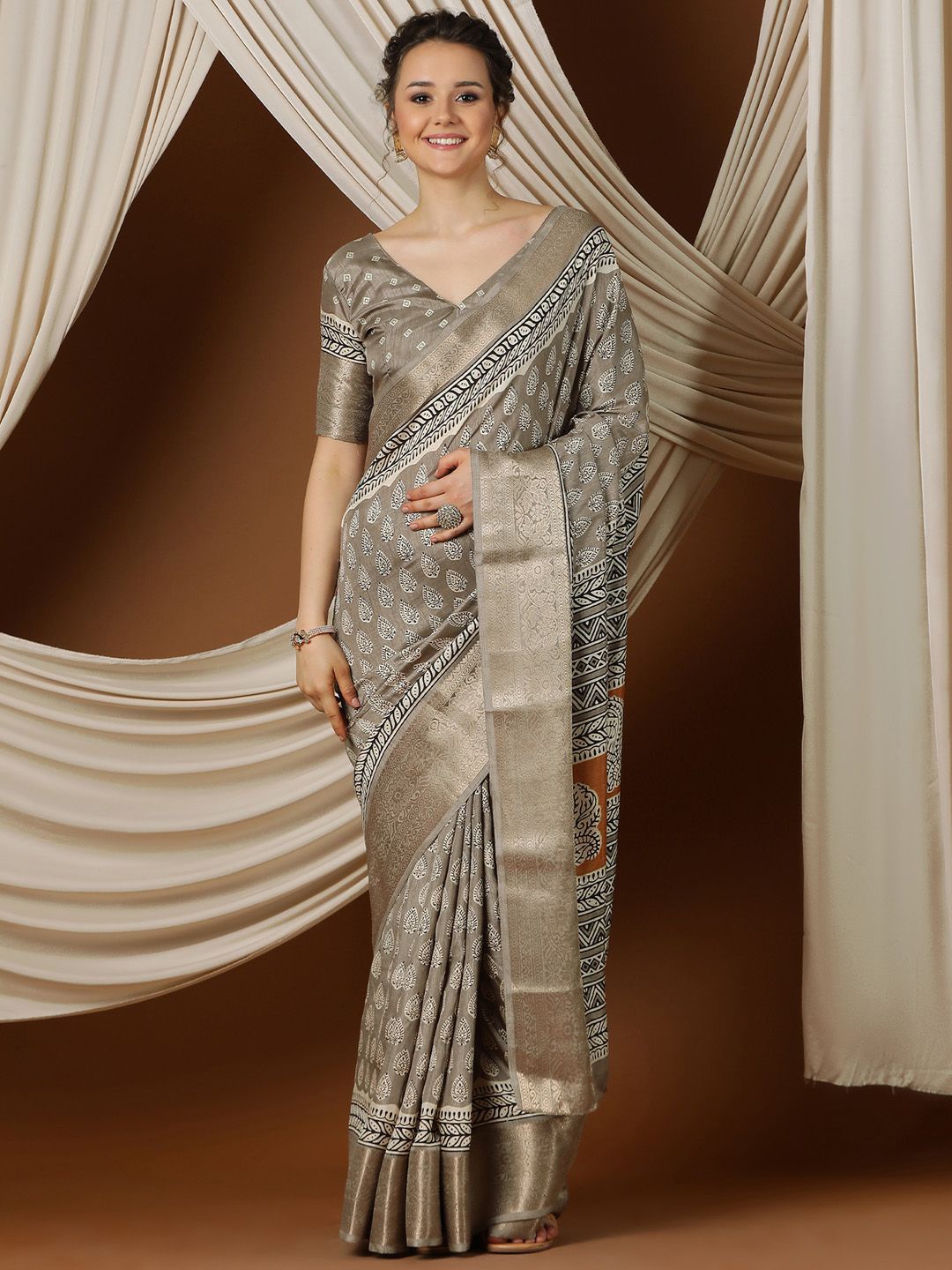 

Mitera Bagh Zari Sungudi Saree, Grey