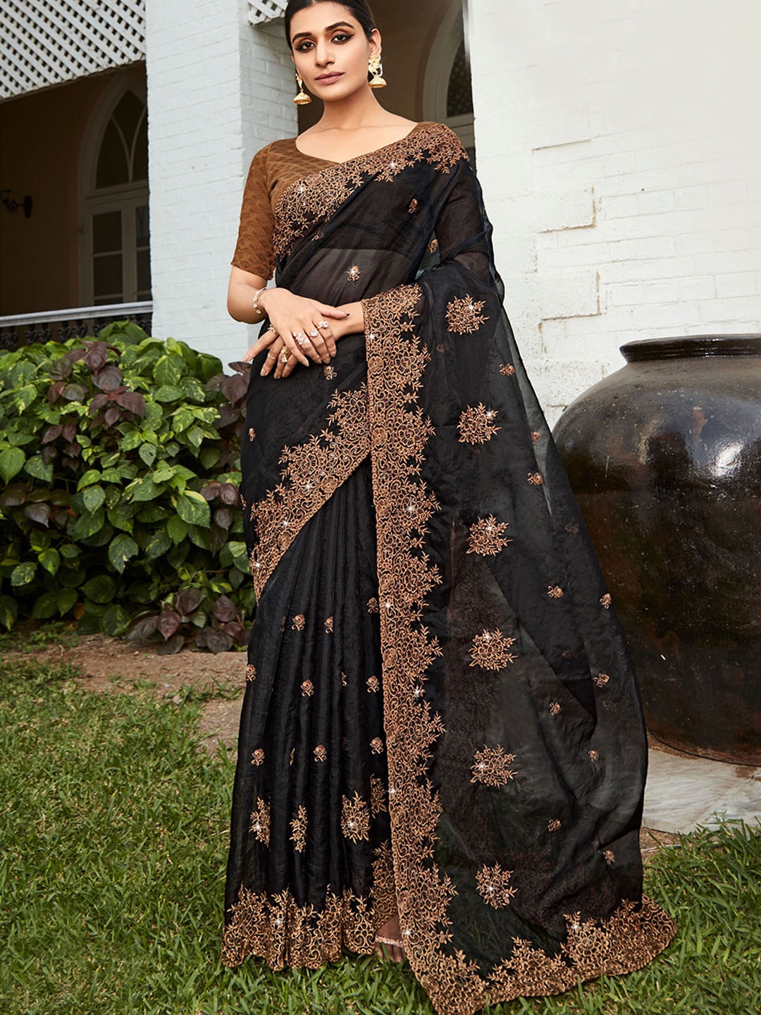 

VIRICA Ethnic Motifs Embroidered Sequinned Saree, Black