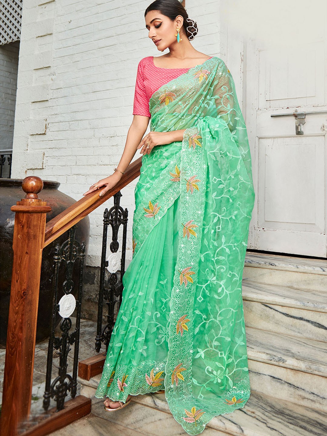 

VIRICA Ethnic Motifs Embroidered Sequinned Saree, Green