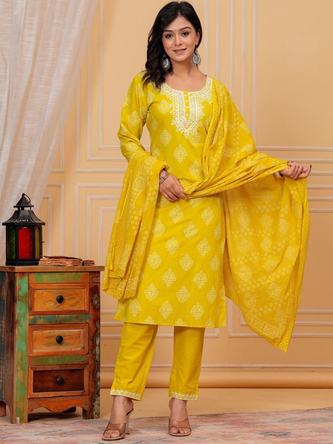 

UNISETS Bandhani Printed Thread Work Straight Kurta With Trousers & Dupatta, Yellow