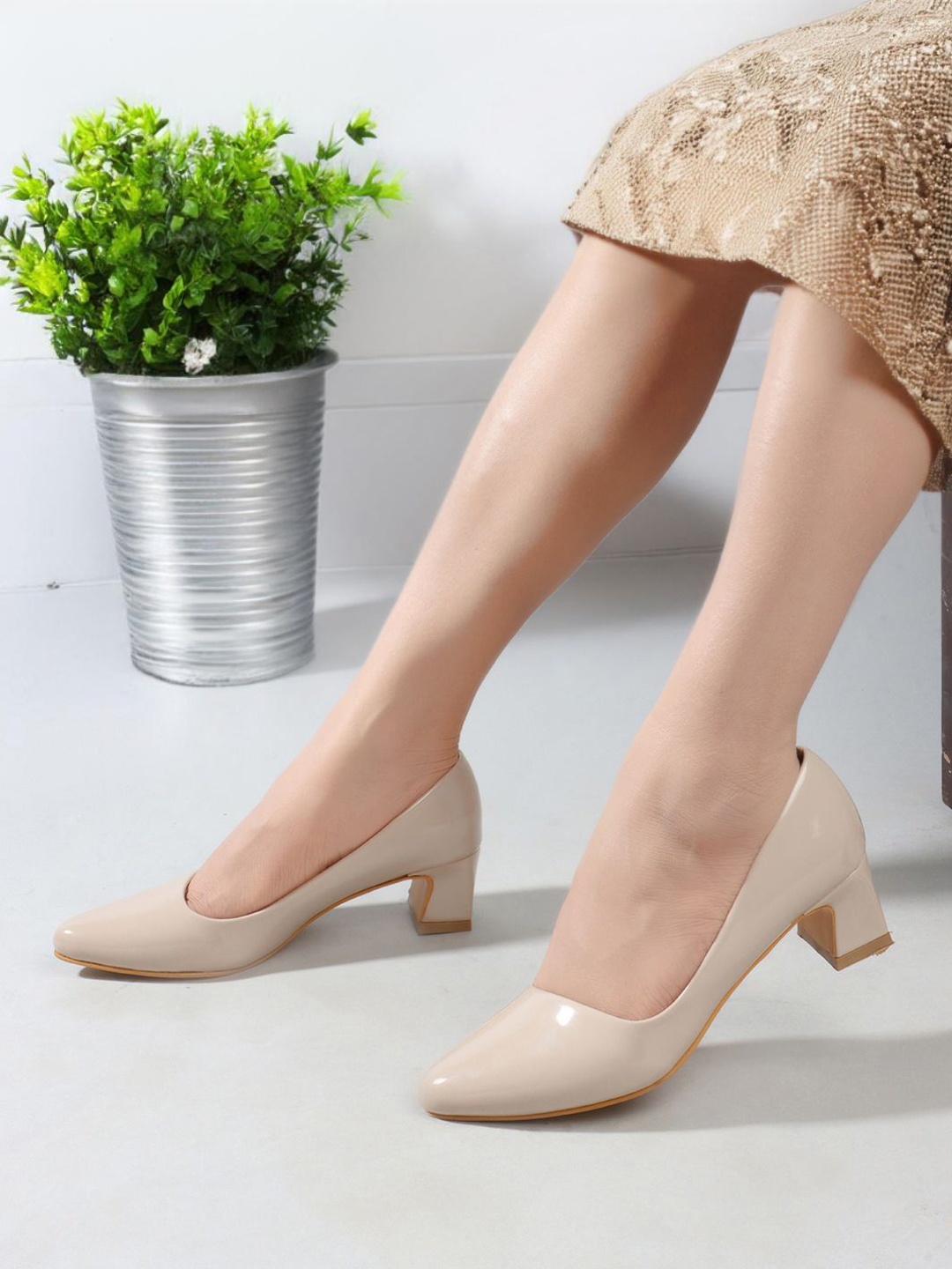 

Mast & Harbour Women Block Pumps, Beige
