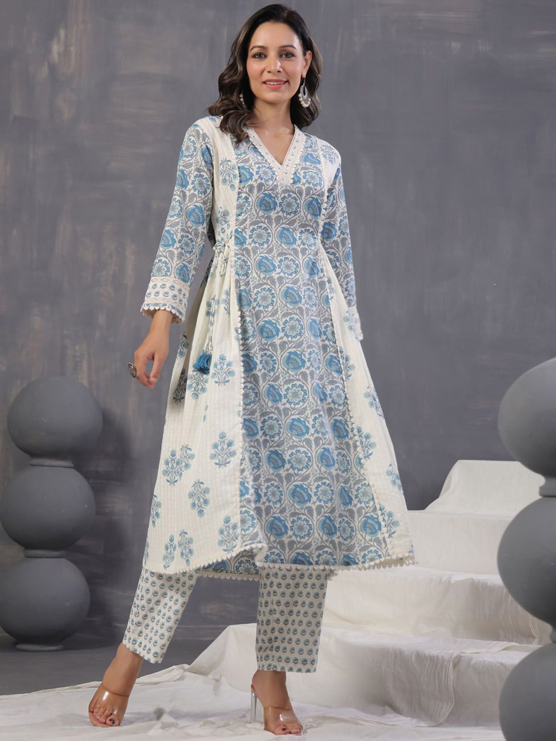 

Meena Bazaar Floral Printed V Neck A-Line Kurta With Trousers, Cream