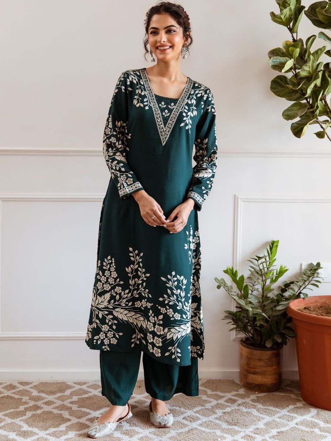 

Meena Bazaar Floral Printed Regular A-Line Kurta With Trousers, Green