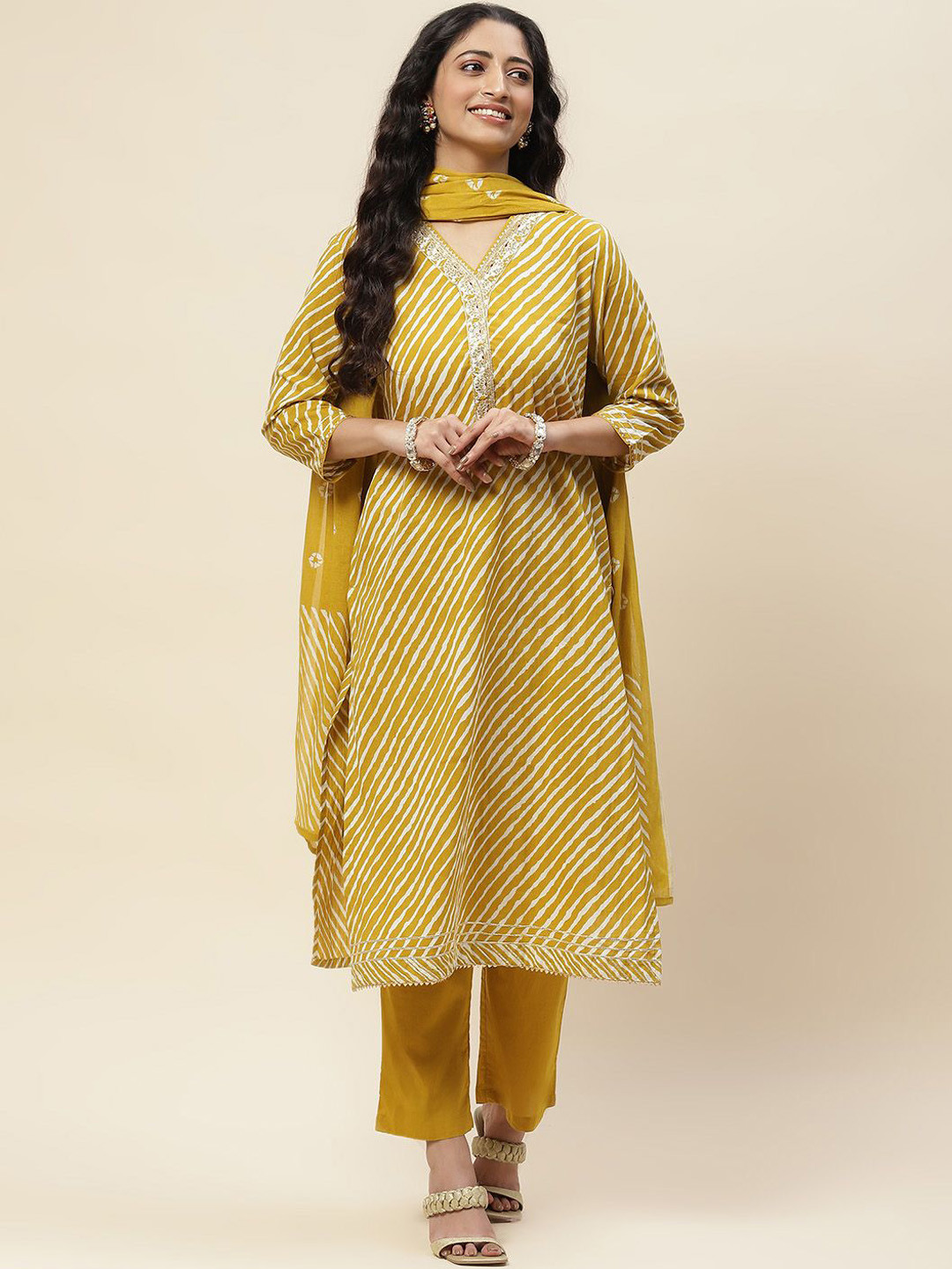 

Meena Bazaar Leheriya Printed V Neck Straight Kurta With Trousers & Dupatta, Yellow