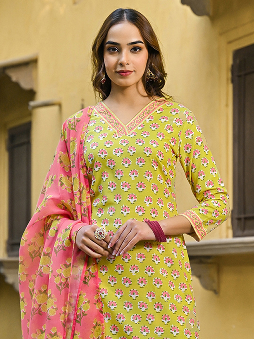 

AHIKA Floral Printed Straight Kurta With Trousers & Dupatta, Yellow