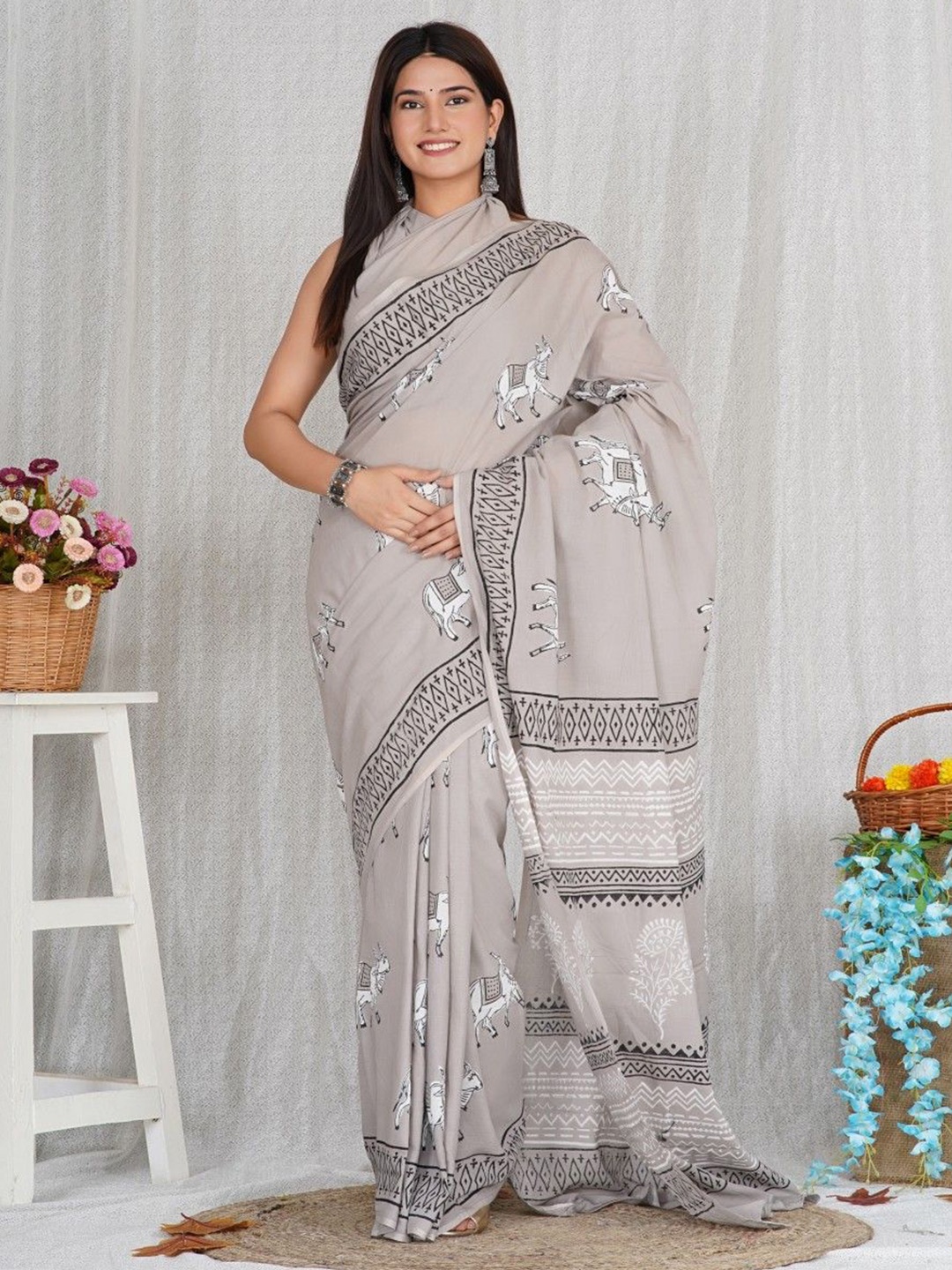 

Shivanya Handicrafts Ethnic Motif Pure Cotton Block Print Saree, Grey