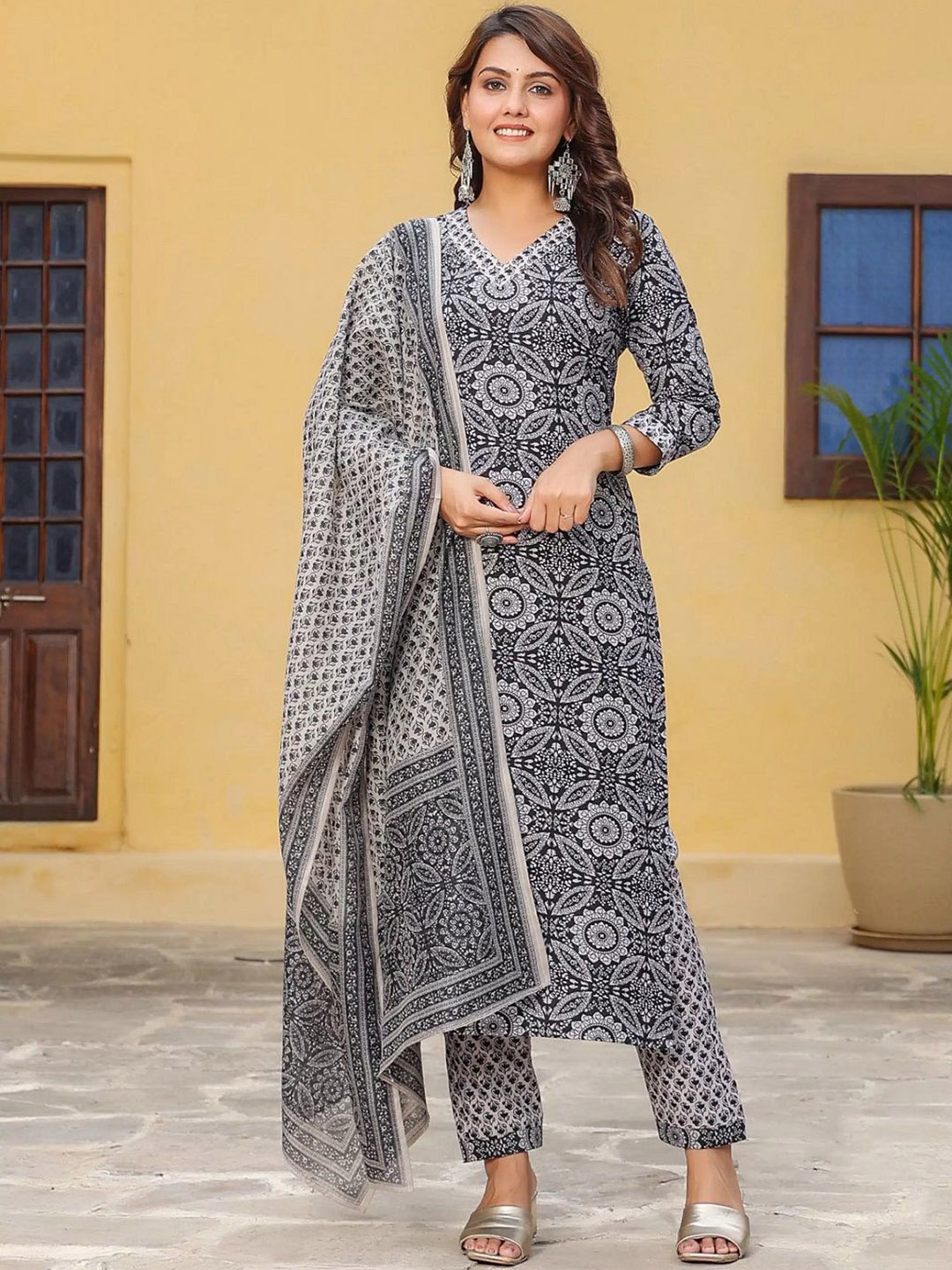 

7Threads Ethnic Motifs Printed Straight Kurta With Trousers & Dupatta, Black