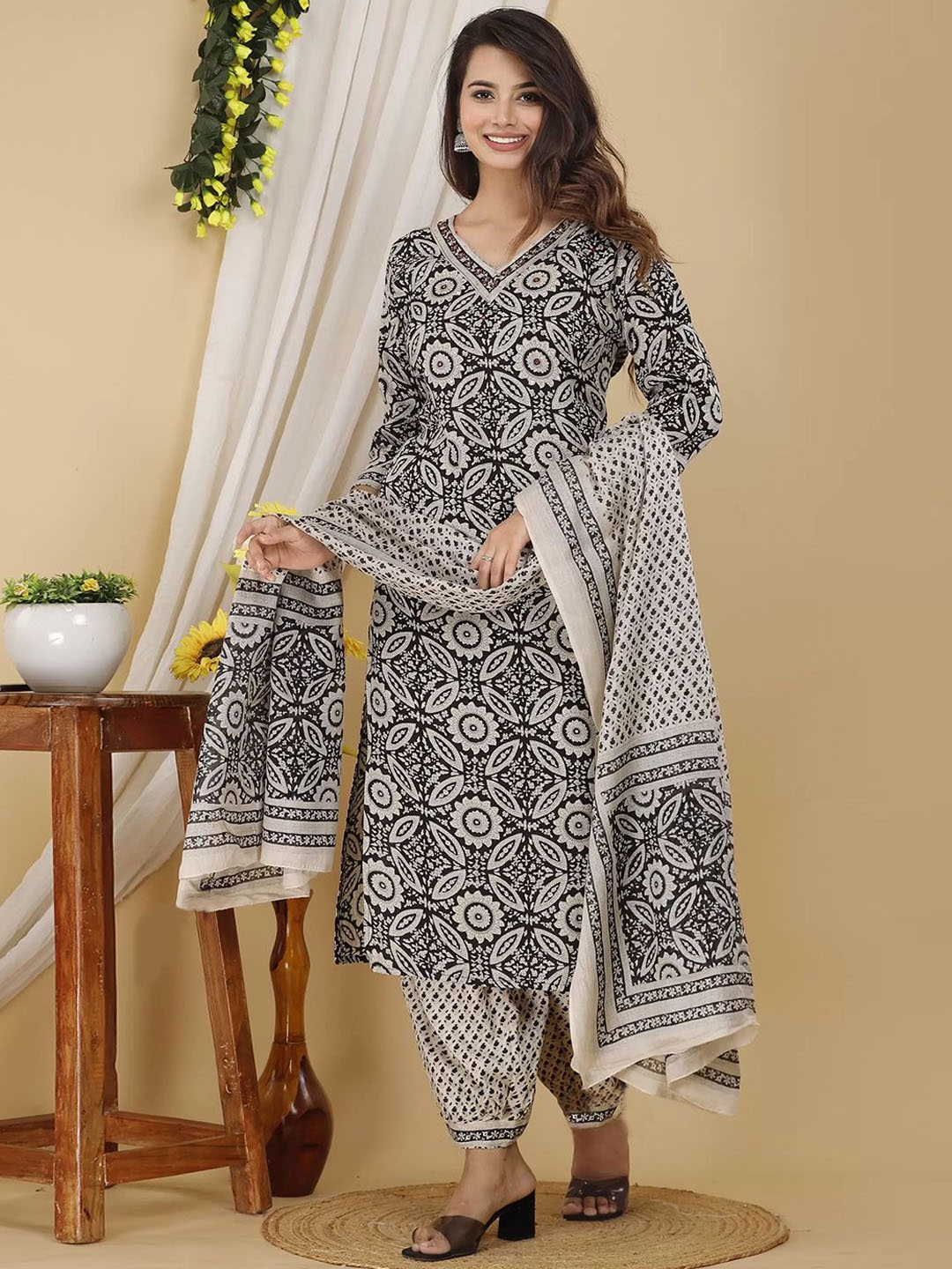 

7Threads Ethnic Motifs Printed Straight Kurta with Trousers & Dupatta, Black