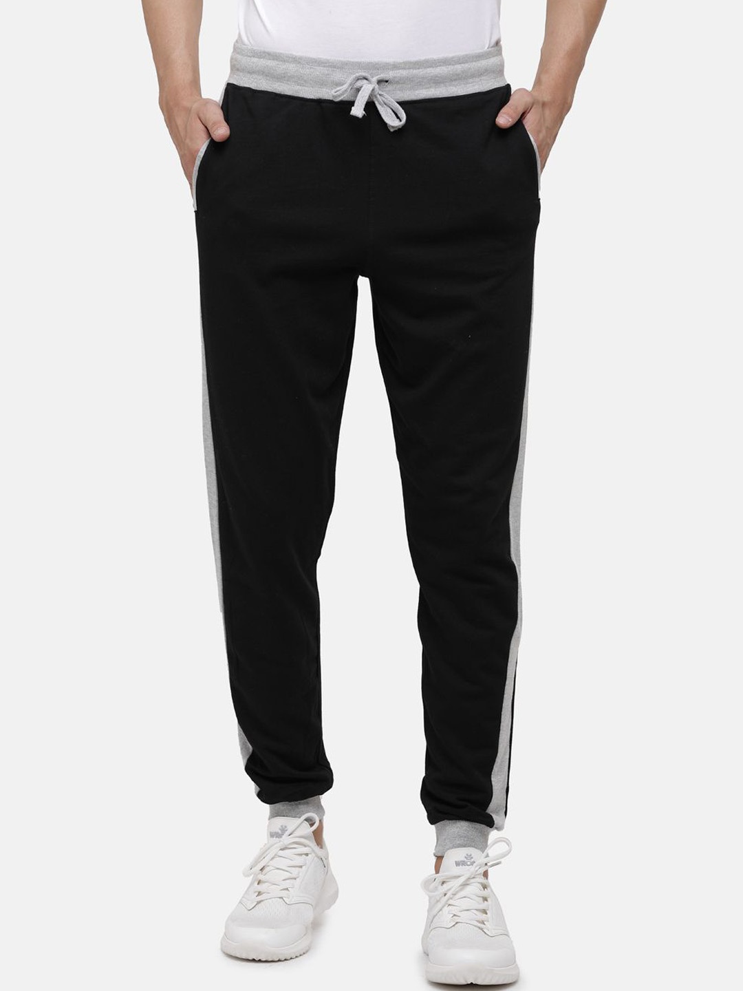 

MADSTO Men Colourblocked Mid Rise Joggers, Black