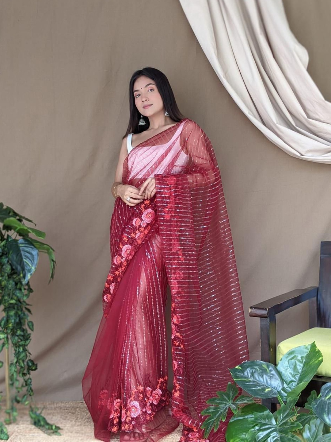 

elora Embellished Sequinned Saree, Red
