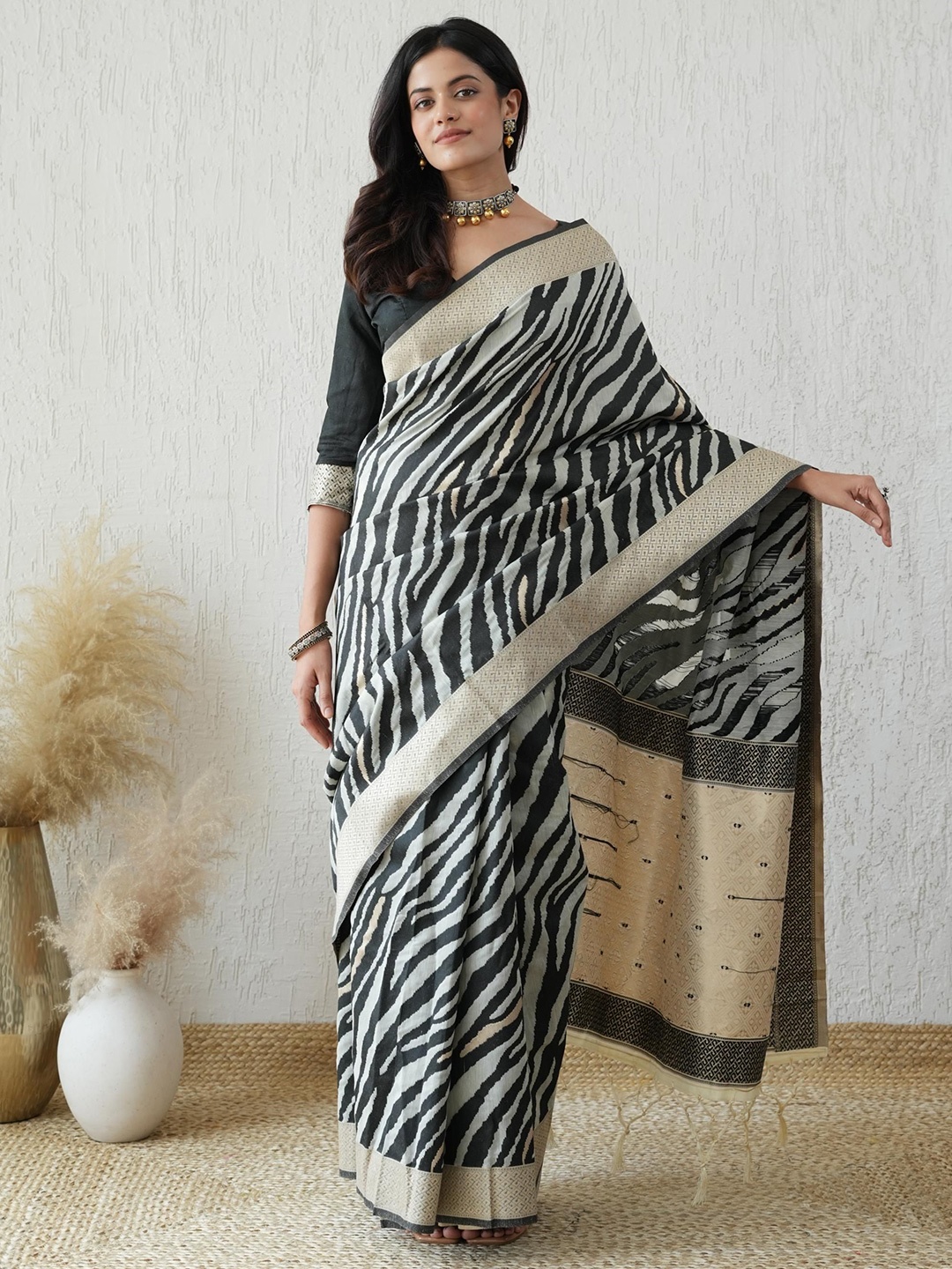 

Sangria Zari Woven Abstract Banarasi Saree, Black