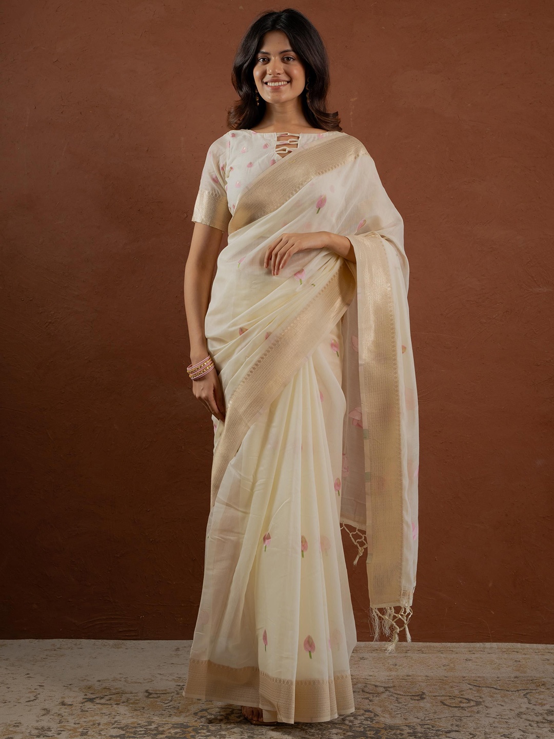 

Sangria Floral With Woven Jamdani Saree With Unstitched Blouse, White
