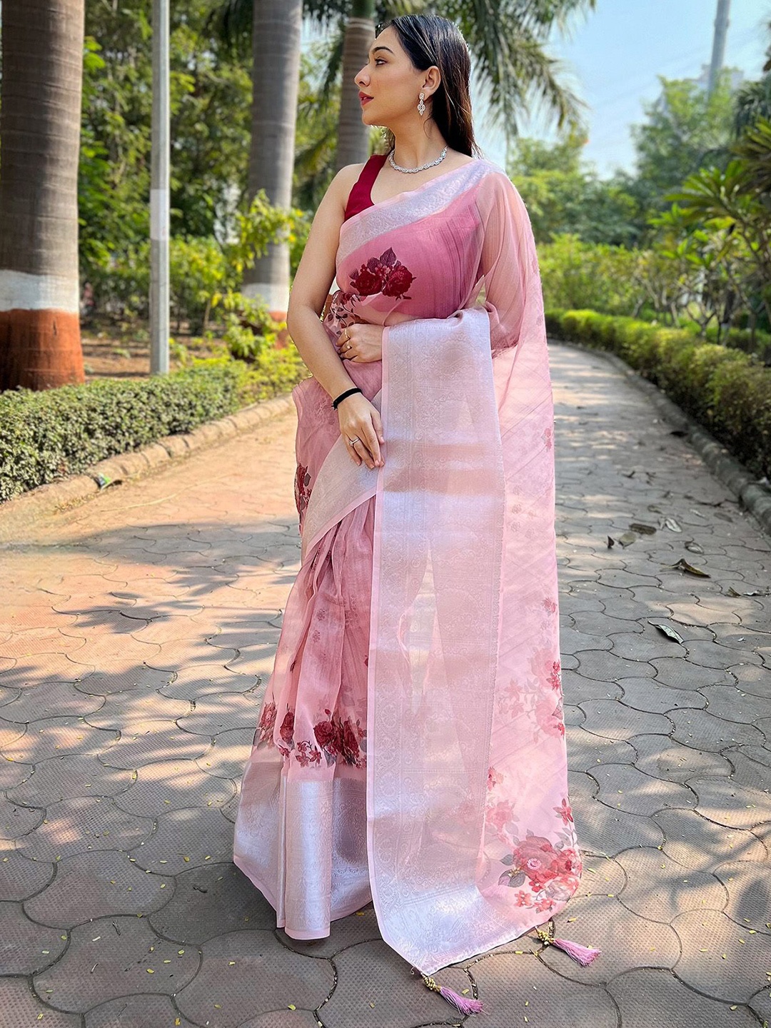 

elora Zari Woven Floral Tassel Saree, Pink