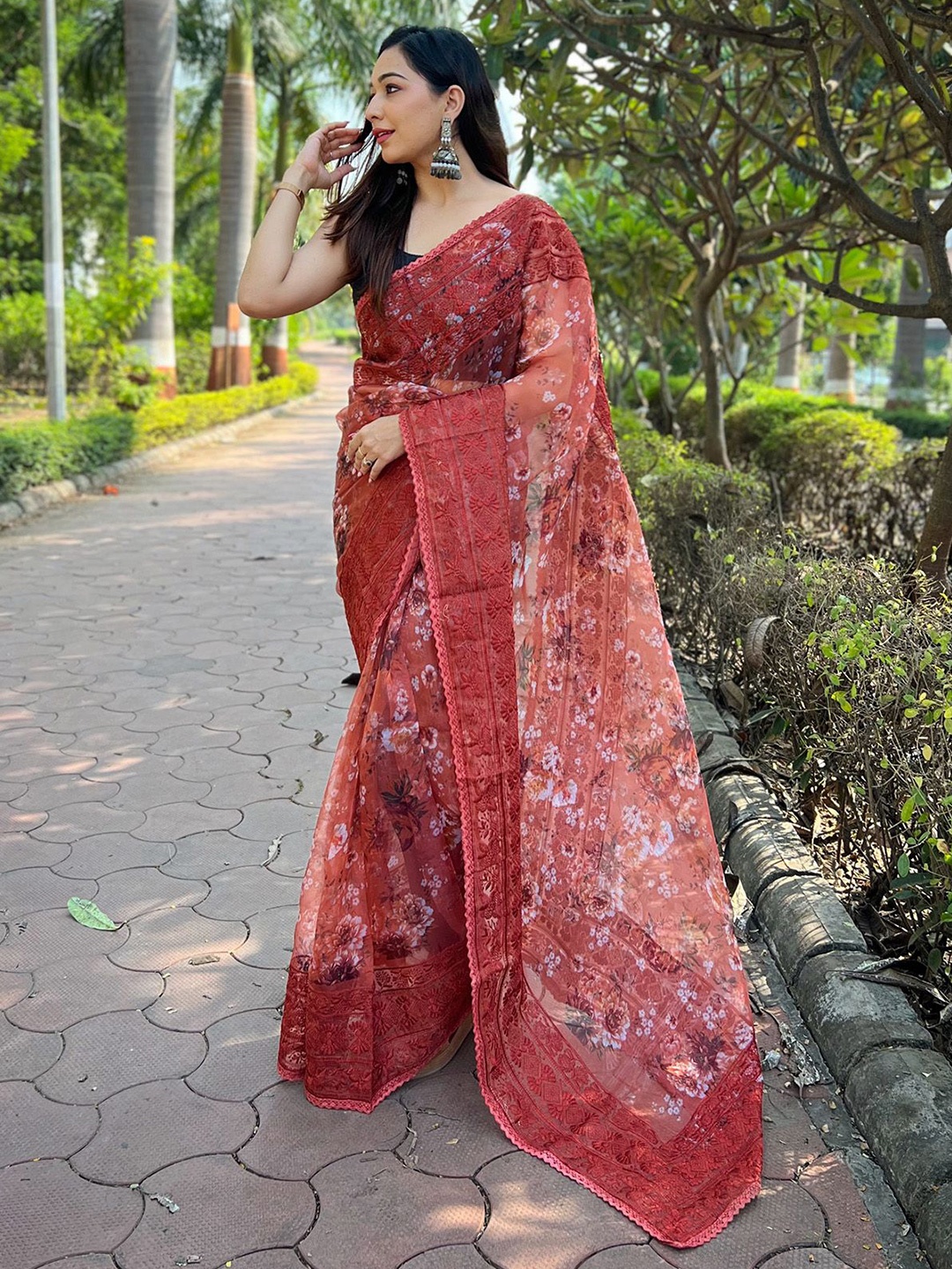 

elora Ethnic Motif Embroidered Floral Saree, Brown