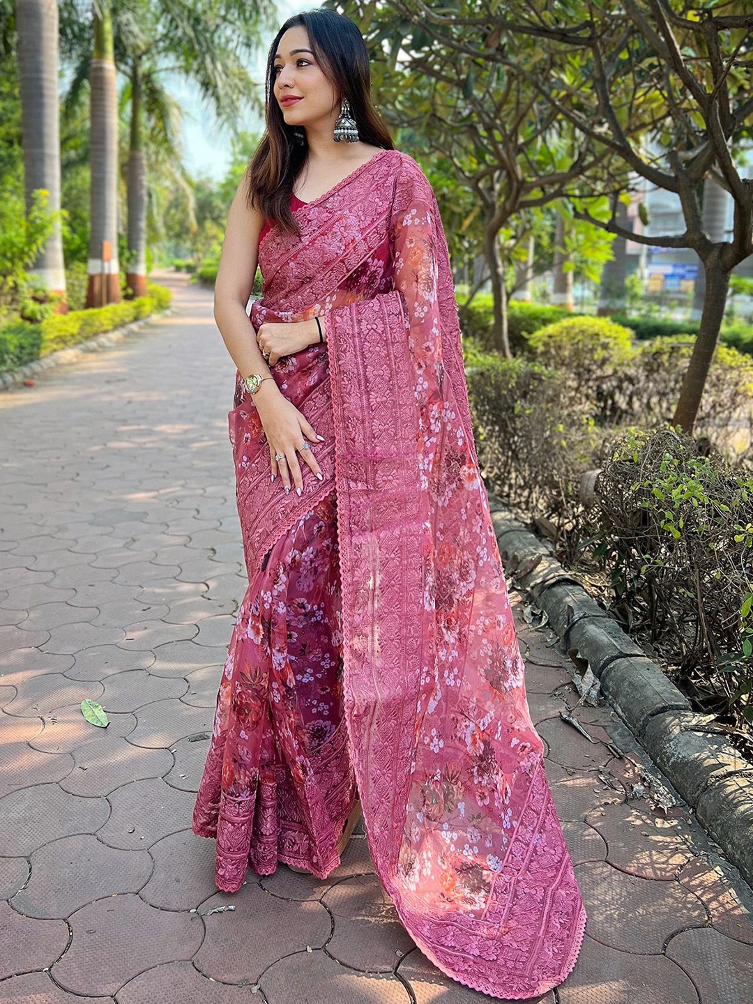 

elora Embroidered Floral Saree, Magenta