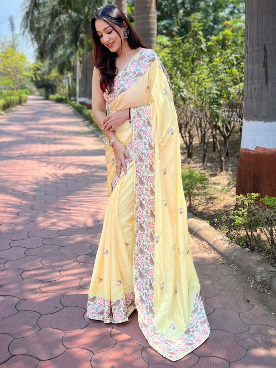 

elora Ethnic Motif Embroidered Saree, Yellow