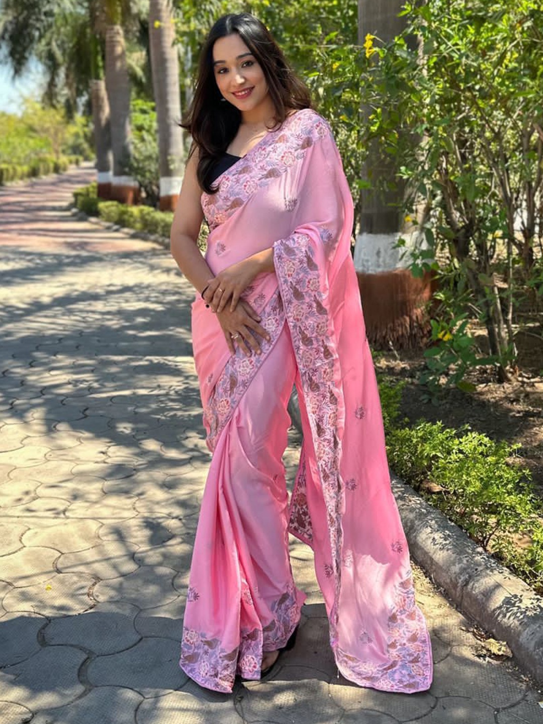 

elora Ethnic Motifs Embroidered Saree, Pink