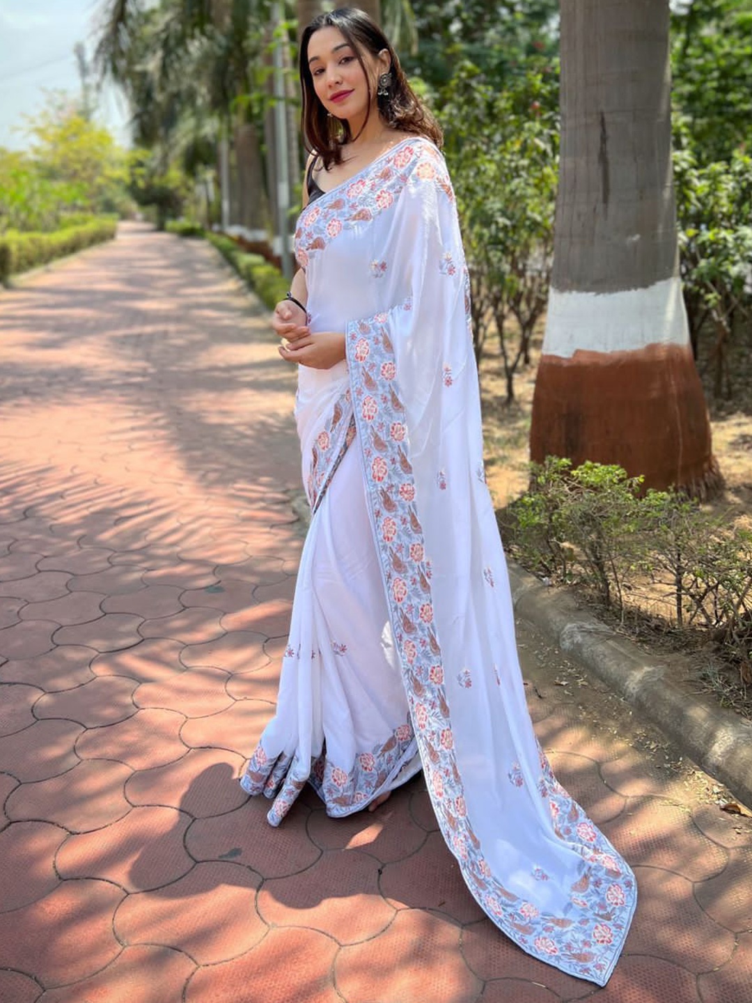 

elora Ethnic Motif Embroidered Saree, White