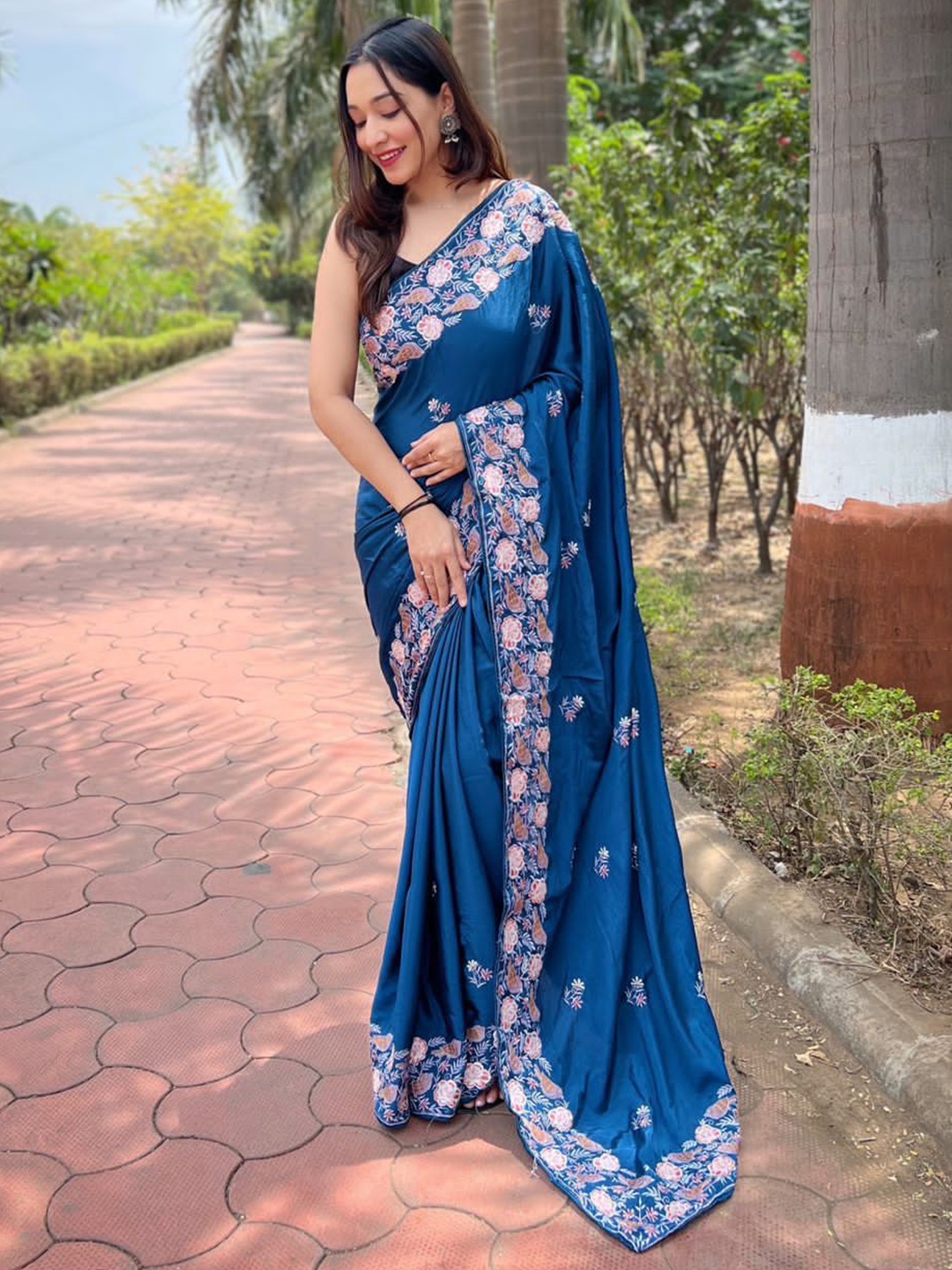 

elora Ethnic Motif Embroidered Saree, Blue
