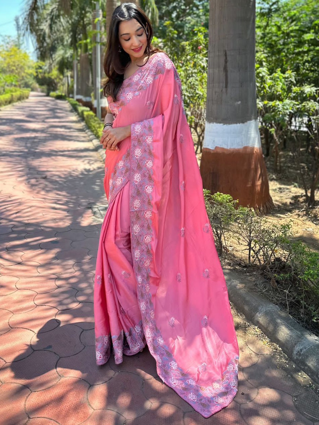elora Ethnic Motif Embroidered Saree, Pink
