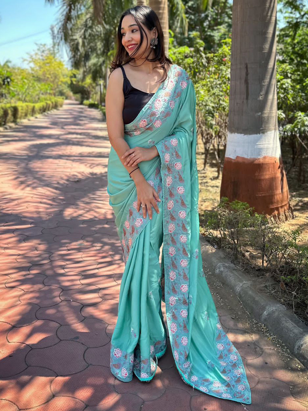 

elora Ethnic Motif Embroidered Saree, Sea green