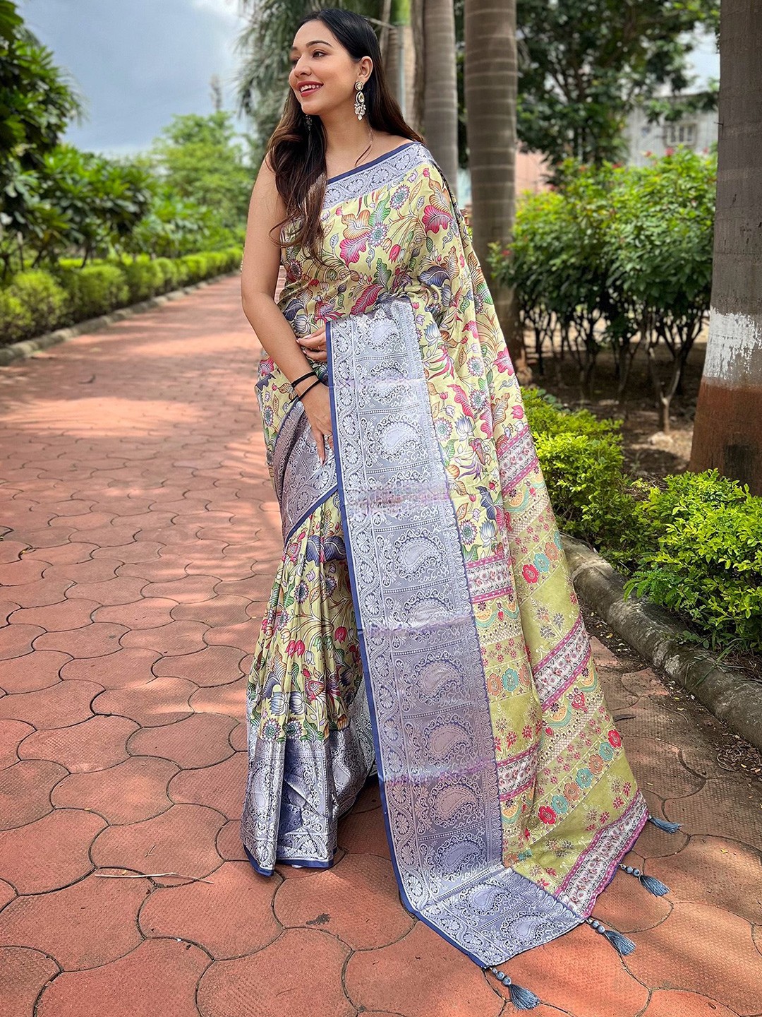 

elora Ethnic Motif Zari Woven Tassel Saree, Yellow