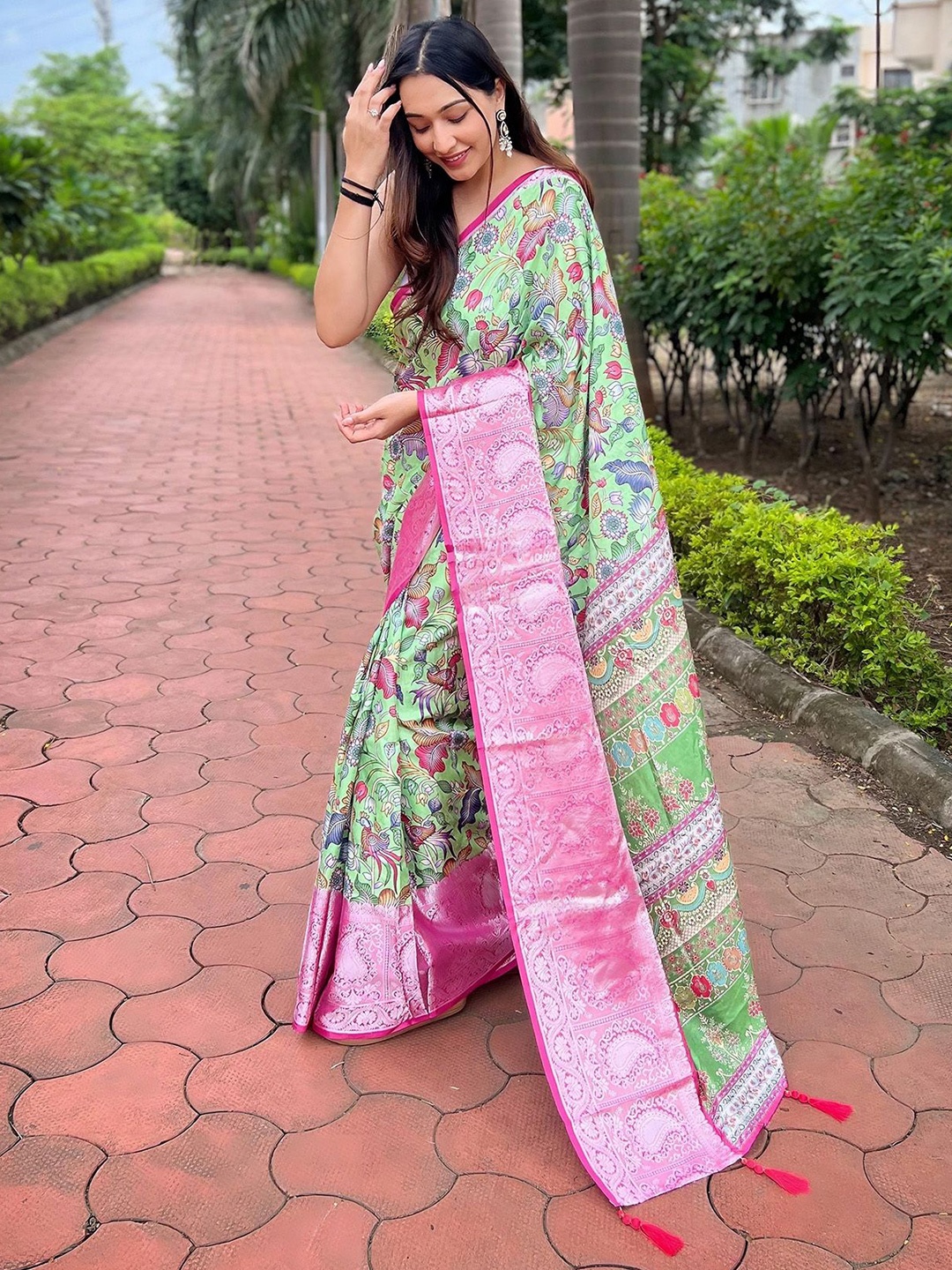 

elora Floral Zari Saree, Green