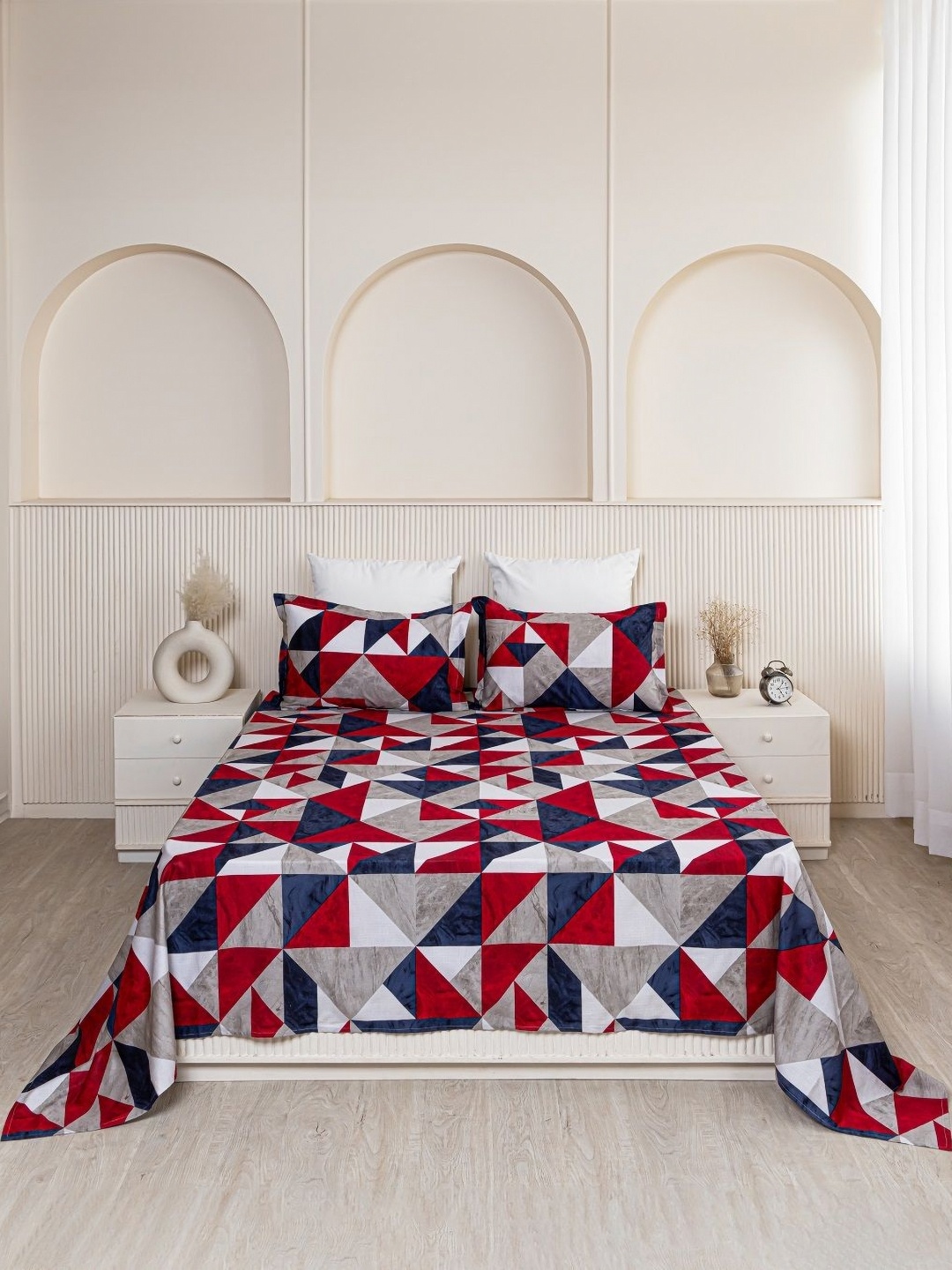 

HOMEMONDE Red & White Printed Cotton 210 TC Queen Bedsheet With 2 Pillow Covers