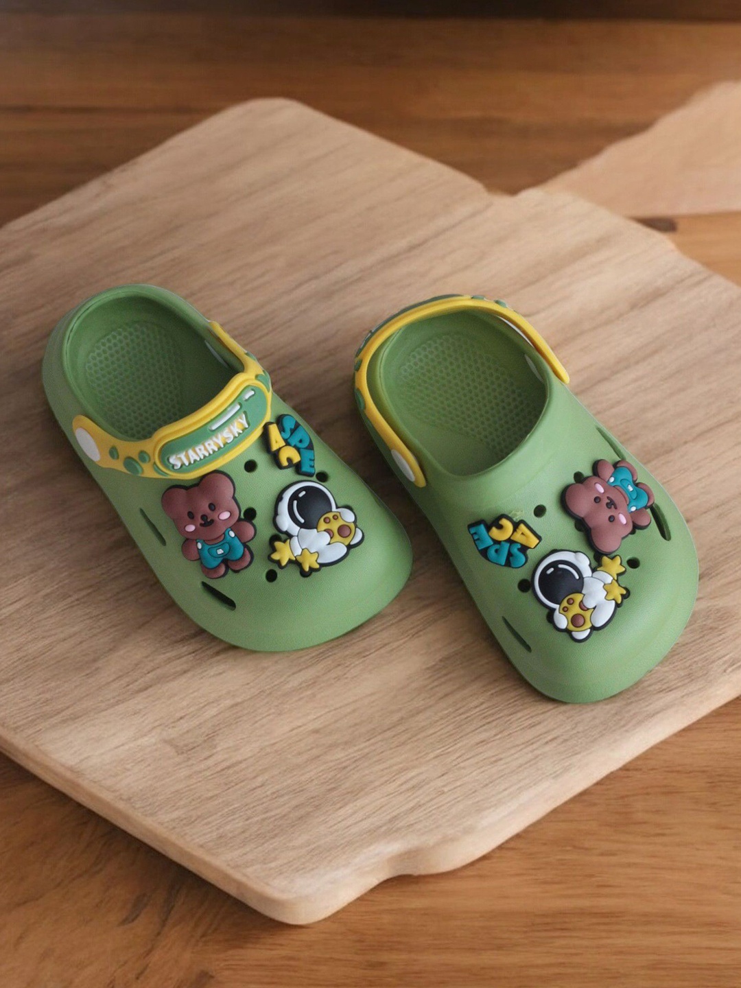 

Lil Lollipop Unisex kids Infants Backstrap Applique Anti-Slip Clogs, Green